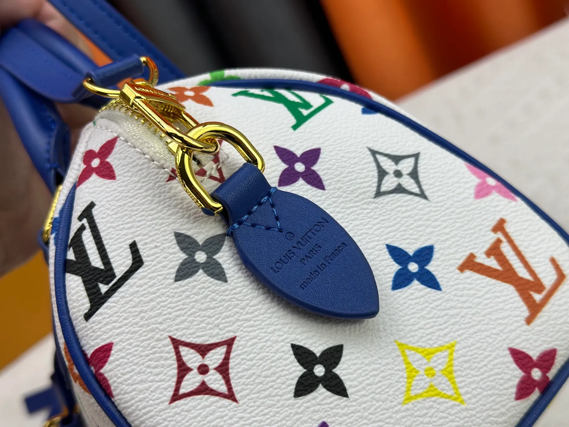 P260 upgraded original M58953 M46234 M46222 Speedy Bandoulière 20 handbag is made of soft coated canvas, and the full-length Monogram pattern is traced in colorful rainbow tones, highlighting the smart style of the Louis Vuitton x Murakami reissue series. The Toron handle and detachable shoulder strap are constructed of cow leather, the metal corners recall classic luggage elements, and the bow-shaped key bag and padlock add brand touches. Dimensions: 20.5 x 13.5 x 12.0 cm (length x height x width)