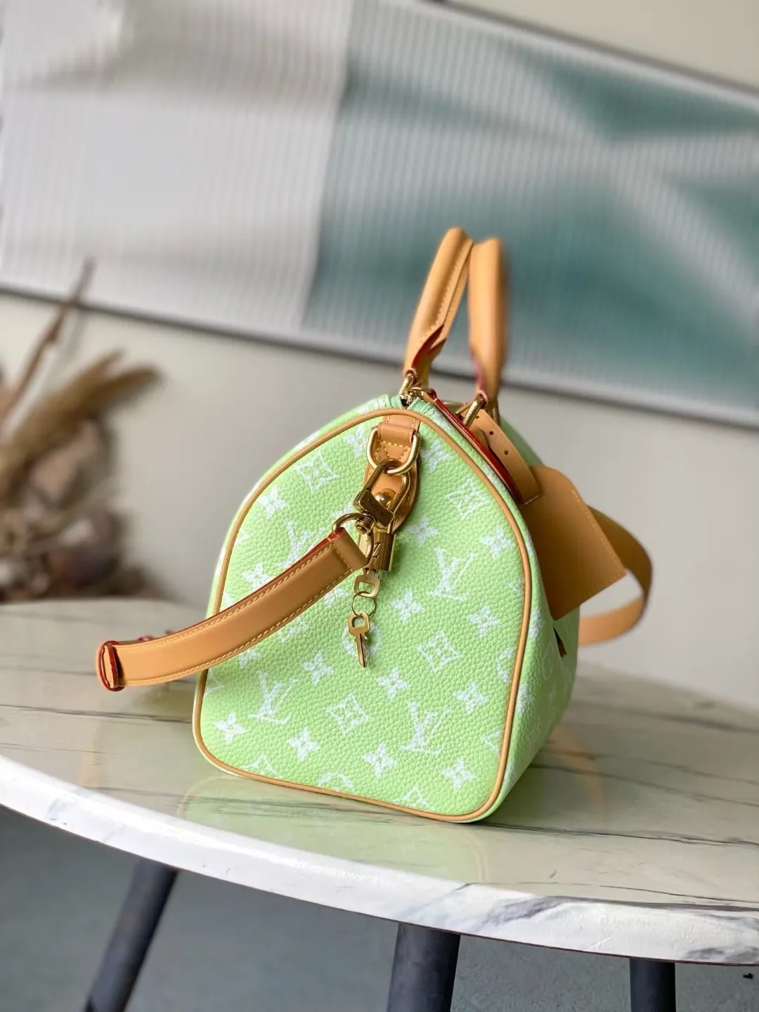 💰1800 (top layer leather) top original order M24435 pink This Speedy Bandoulière 30 Monogram Leather handbag is made of soft cow leather, with the Monogram pattern to reproduce the elegant look and feel of the canvas print. Dazzling metal hardware, sheepskin lining and nameplate all reflect Creative Director Pharrell Williams' relentless attention to detail. 30 x 17 x 21 cm (length x height x width)