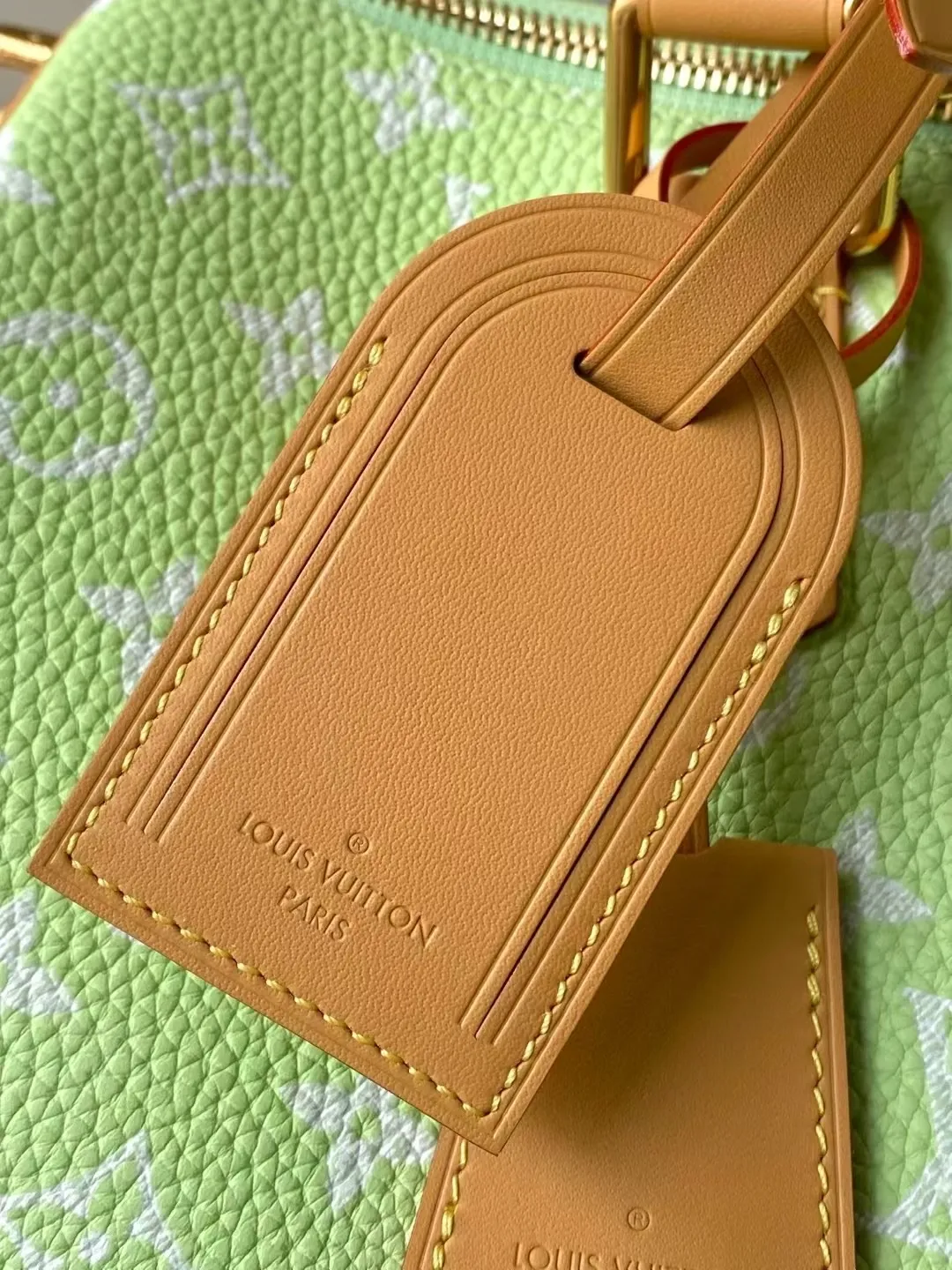 💰1800 (top layer leather) top original order M24435 pink This Speedy Bandoulière 30 Monogram Leather handbag is made of soft cow leather, with the Monogram pattern to reproduce the elegant look and feel of the canvas print. Dazzling metal hardware, sheepskin lining and nameplate all reflect Creative Director Pharrell Williams' relentless attention to detail. 30 x 17 x 21 cm (length x height x width)