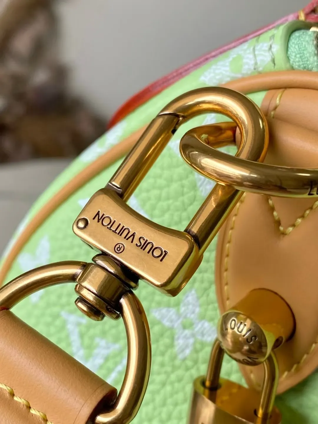 💰1800 (top layer leather) top original order M24435 pink This Speedy Bandoulière 30 Monogram Leather handbag is made of soft cow leather, with the Monogram pattern to reproduce the elegant look and feel of the canvas print. Dazzling metal hardware, sheepskin lining and nameplate all reflect Creative Director Pharrell Williams' relentless attention to detail. 30 x 17 x 21 cm (length x height x width)