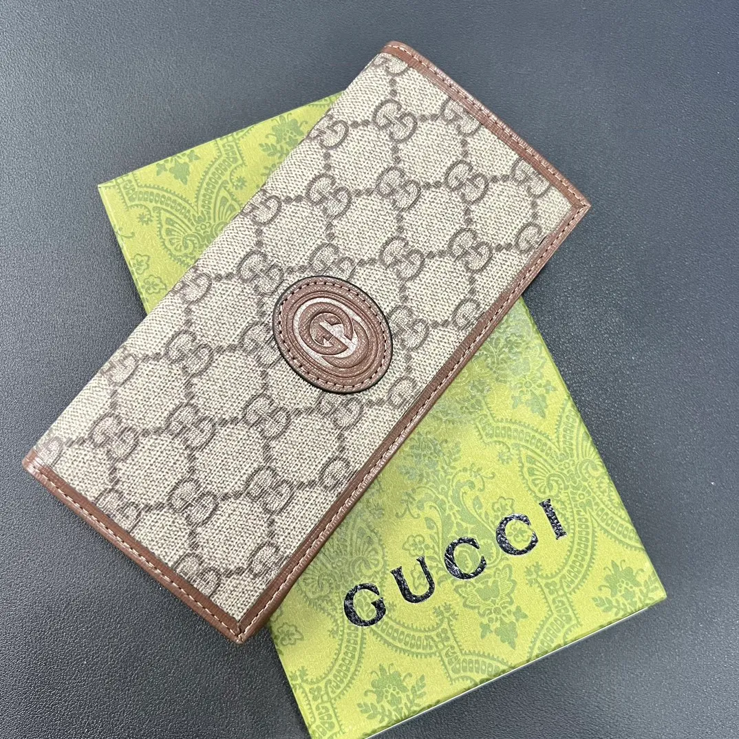 💰140 💎Upgraded from the original version 🇮🇹 The new suit clip is made of GG Supreme canvas material with same-tone leather piping, and can be placed in the chest pocket. GG Supreme canvas, environmentally friendly material. Leather piping. Viscose lining. Oval interlocking G leather plaque. 12 card compartments. 4 bill compartments. Size: 9*17.5cm. Model: 672947.