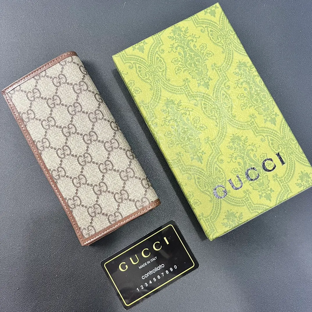💰140 💎Upgraded from the original version 🇮🇹 The new suit clip is made of GG Supreme canvas material with same-tone leather piping, and can be placed in the chest pocket. GG Supreme canvas, environmentally friendly material. Leather piping. Viscose lining. Oval interlocking G leather plaque. 12 card compartments. 4 bill compartments. Size: 9*17.5cm. Model: 672947.