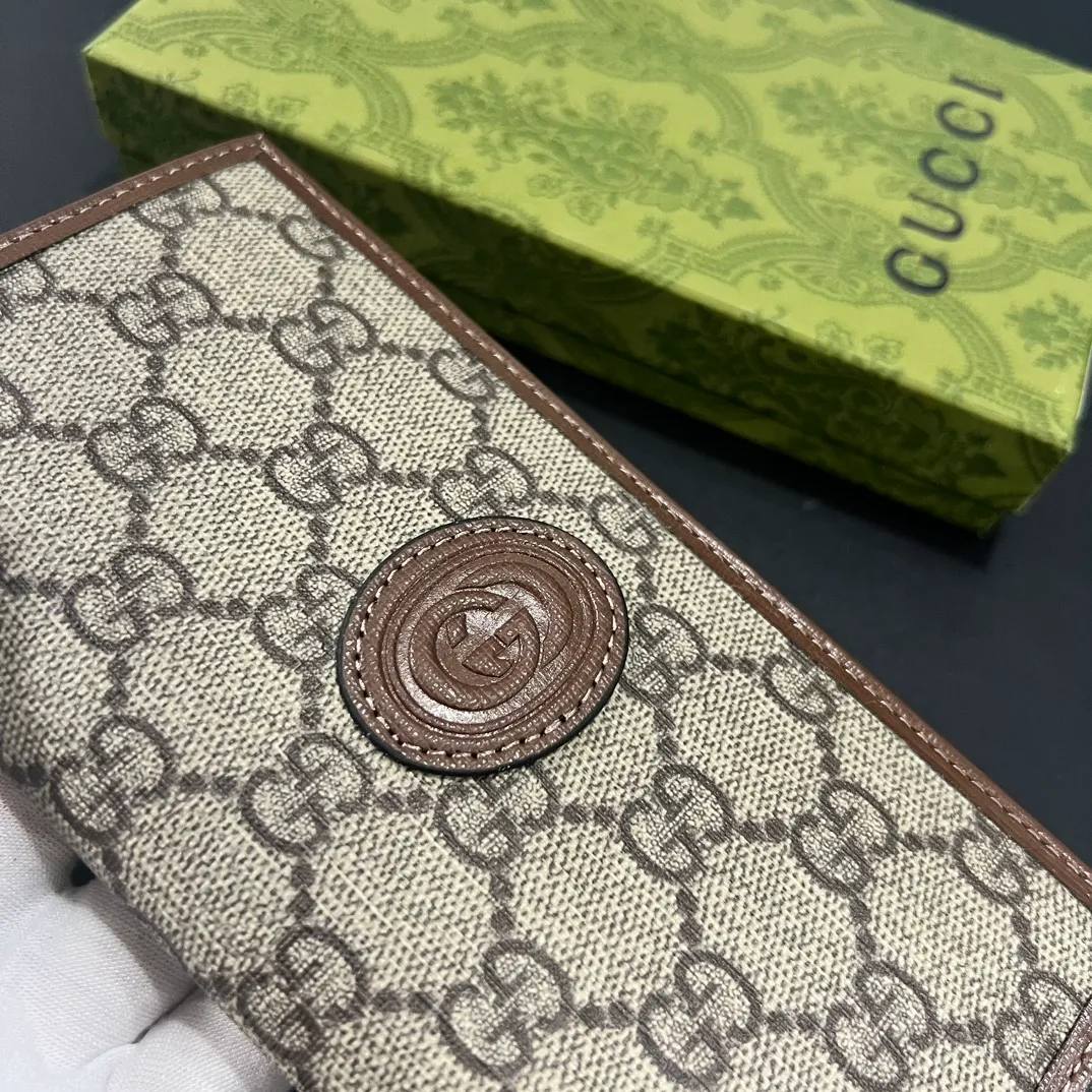 💰140 💎Upgraded from the original version 🇮🇹 The new suit clip is made of GG Supreme canvas material with same-tone leather piping, and can be placed in the chest pocket. GG Supreme canvas, environmentally friendly material. Leather piping. Viscose lining. Oval interlocking G leather plaque. 12 card compartments. 4 bill compartments. Size: 9*17.5cm. Model: 672947.