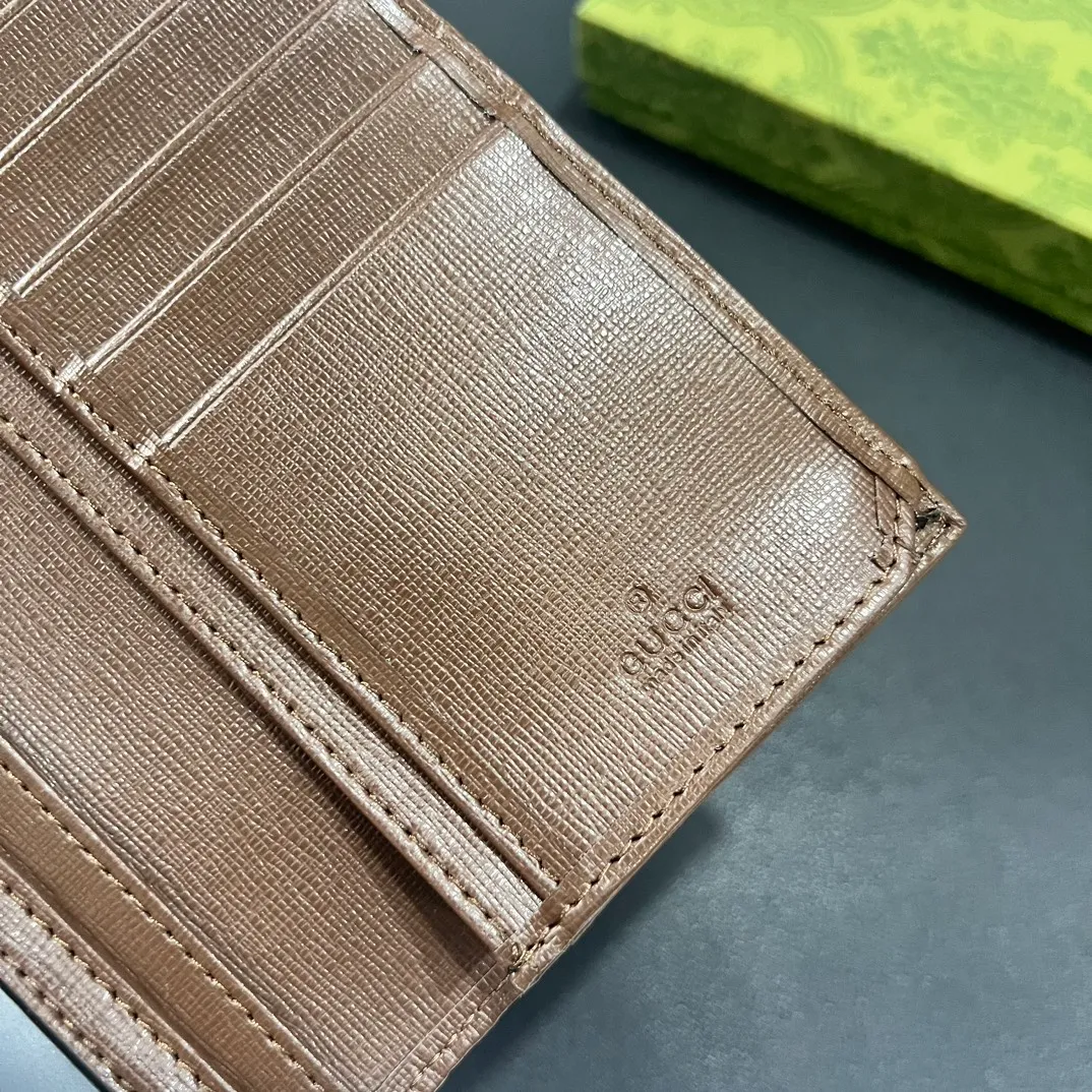 💰140 💎Upgraded from the original version 🇮🇹 The new suit clip is made of GG Supreme canvas material with same-tone leather piping, and can be placed in the chest pocket. GG Supreme canvas, environmentally friendly material. Leather piping. Viscose lining. Oval interlocking G leather plaque. 12 card compartments. 4 bill compartments. Size: 9*17.5cm. Model: 672947.