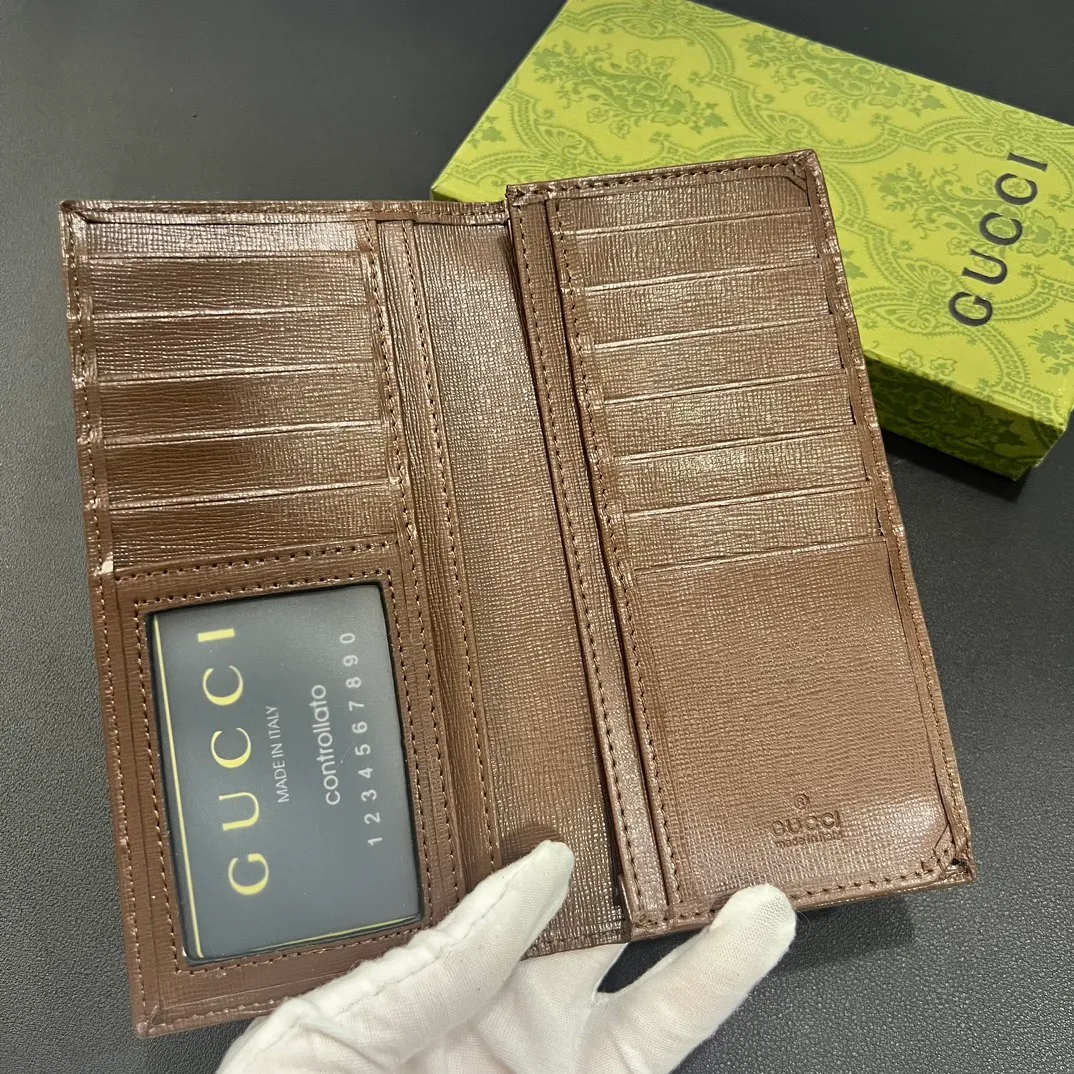 💰140 💎Upgraded from the original version 🇮🇹 The new suit clip is made of GG Supreme canvas material with same-tone leather piping, and can be placed in the chest pocket. GG Supreme canvas, environmentally friendly material. Leather piping. Viscose lining. Oval interlocking G leather plaque. 12 card compartments. 4 bill compartments. Size: 9*17.5cm. Model: 672947.