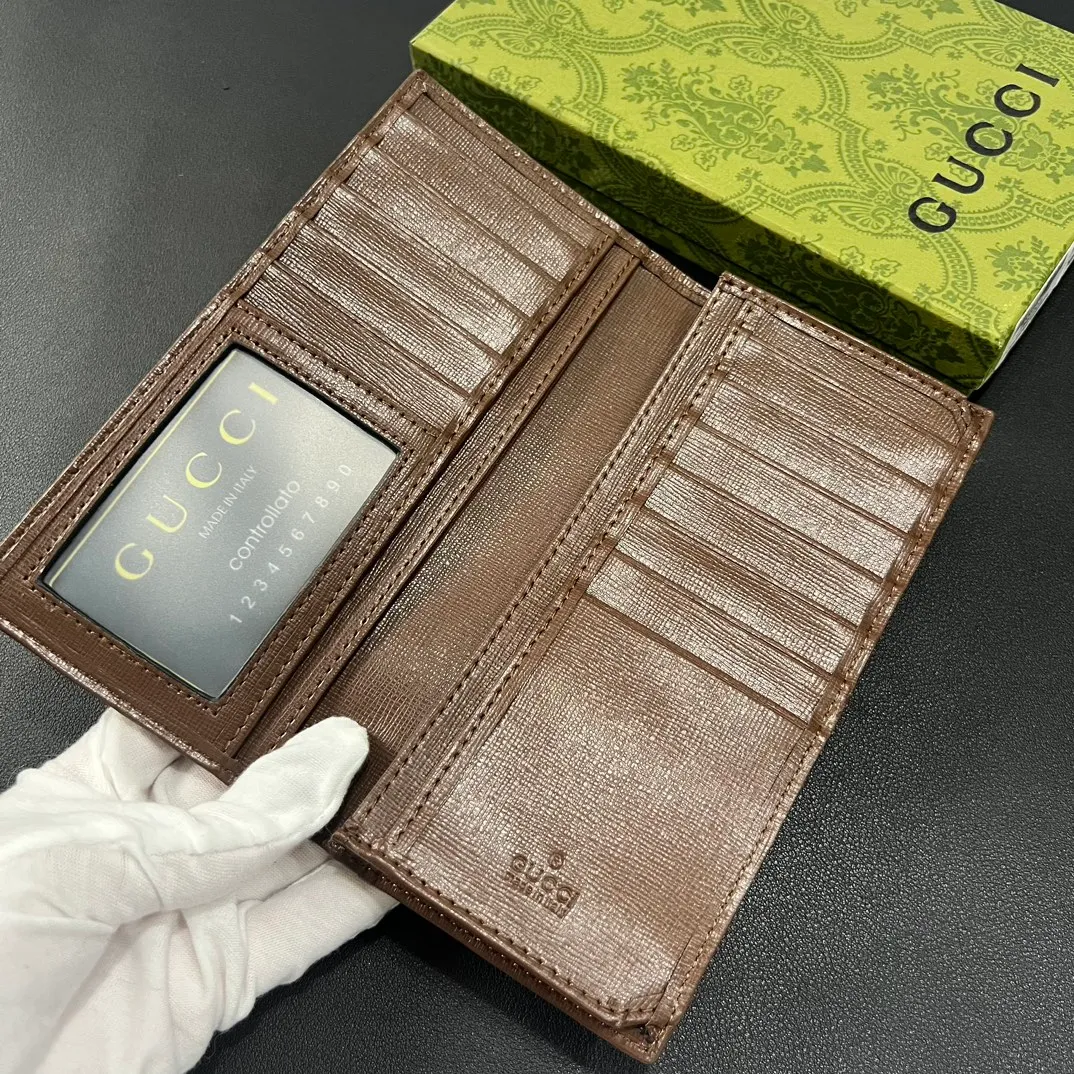 💰140 💎Upgraded from the original version 🇮🇹 The new suit clip is made of GG Supreme canvas material with same-tone leather piping, and can be placed in the chest pocket. GG Supreme canvas, environmentally friendly material. Leather piping. Viscose lining. Oval interlocking G leather plaque. 12 card compartments. 4 bill compartments. Size: 9*17.5cm. Model: 672947.