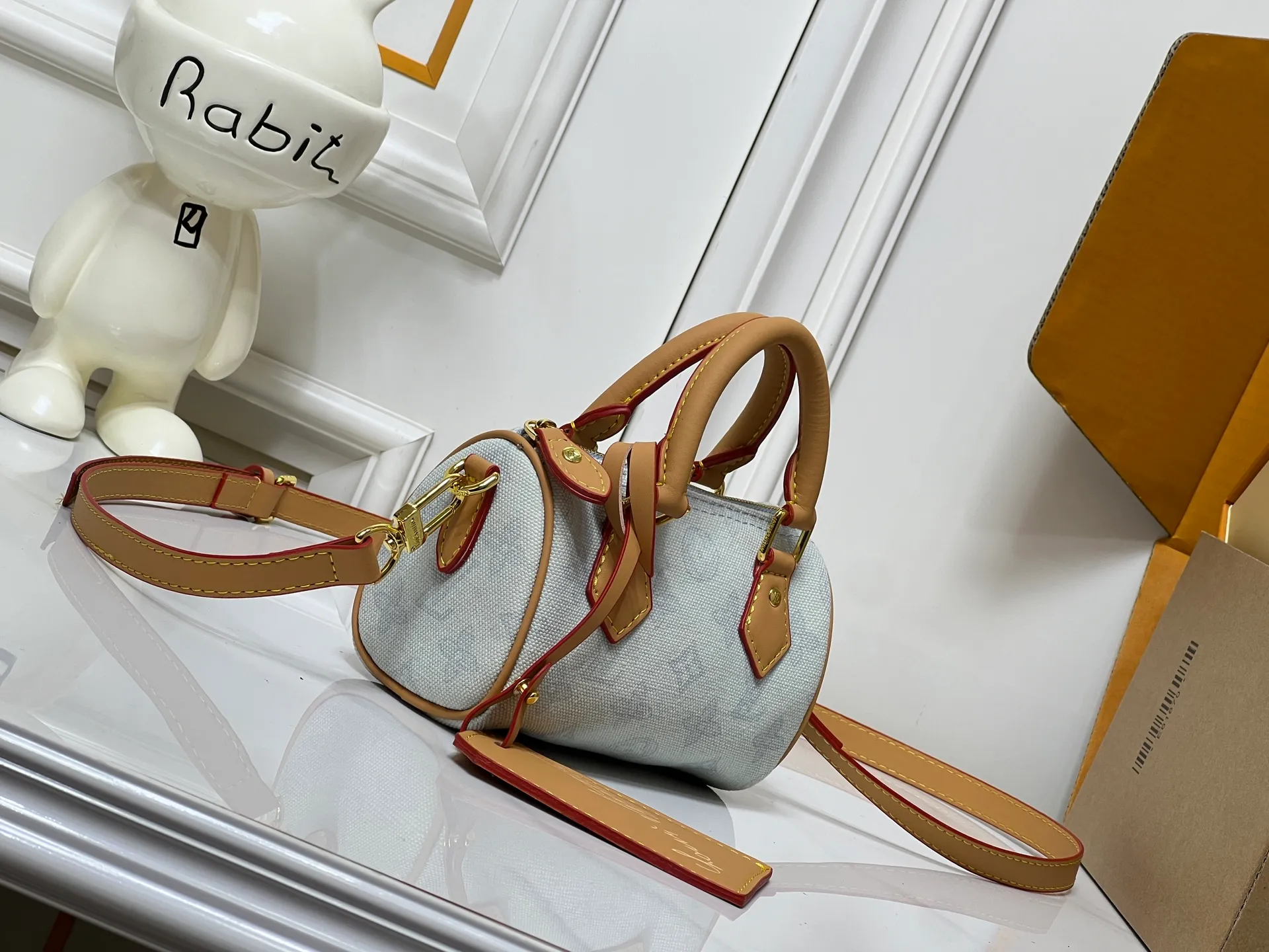 Batch 240💰M28322 Red M28323 M27610 M81085 [Exclusive background shot] This Nano Speedy handbag condenses the configuration of Louis Vuitton's classic Speedy handbag. It is made of Monogram canvas with distressed cow leather details and dazzling metal parts, making it easy to carry with you for daily needs. The handles and removable and adjustable shoulder strap allow for a variety of styling possibilities. 16.0 x 10.0 x 7.5 cm (L x H x W) • Monogram coated canvas • Cow leather trim • Metal hardware • Zipper closure • Space to store daily necessities such as a 6.1-inch smartphone, card holder and lipstick • Shoulder strap: removable, adjustable • Half-length strap: 45.5 cm • Half-length strap adjustable to: 54.0 cm • Handle: Double handle