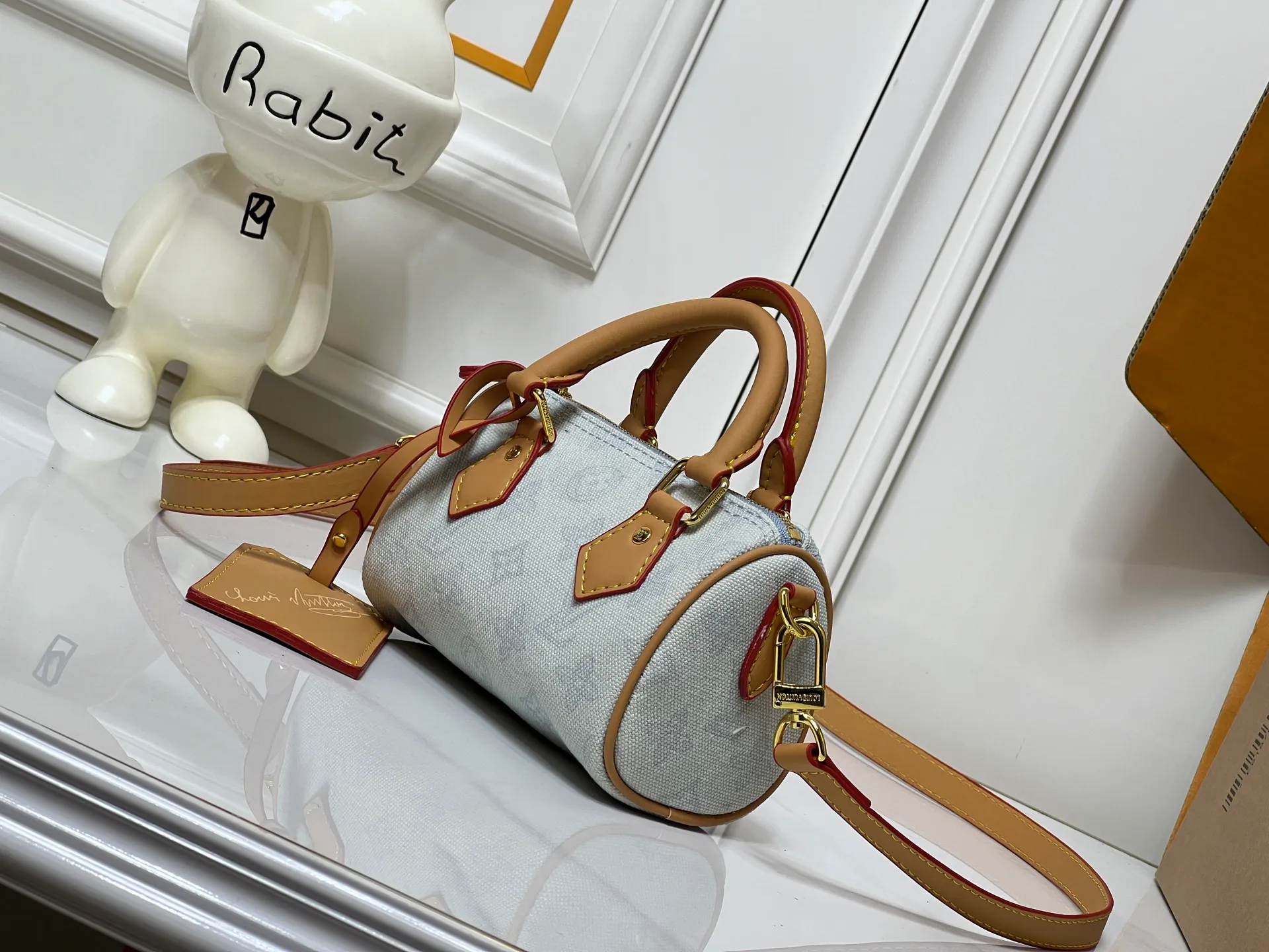 Batch 240💰M28322 Red M28323 M27610 M81085 [Exclusive background shot] This Nano Speedy handbag condenses the configuration of Louis Vuitton's classic Speedy handbag. It is made of Monogram canvas with distressed cow leather details and dazzling metal parts, making it easy to carry with you for daily needs. The handles and removable and adjustable shoulder strap allow for a variety of styling possibilities. 16.0 x 10.0 x 7.5 cm (L x H x W) • Monogram coated canvas • Cow leather trim • Metal hardware • Zipper closure • Space to store daily necessities such as a 6.1-inch smartphone, card holder and lipstick • Shoulder strap: removable, adjustable • Half-length strap: 45.5 cm • Half-length strap adjustable to: 54.0 cm • Handle: Double handle