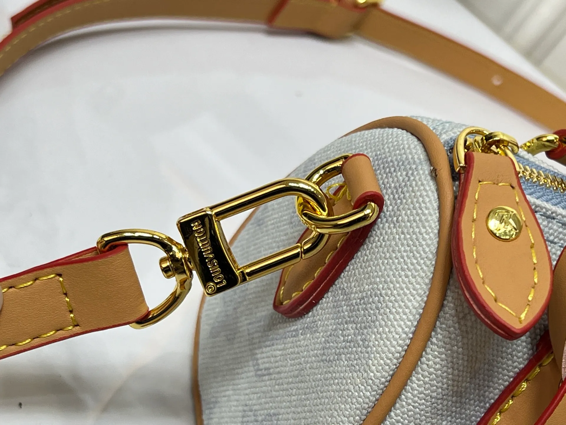 Batch 240💰M28322 Red M28323 M27610 M81085 [Exclusive background shot] This Nano Speedy handbag condenses the configuration of Louis Vuitton's classic Speedy handbag. It is made of Monogram canvas with distressed cow leather details and dazzling metal parts, making it easy to carry with you for daily needs. The handles and removable and adjustable shoulder strap allow for a variety of styling possibilities. 16.0 x 10.0 x 7.5 cm (L x H x W) • Monogram coated canvas • Cow leather trim • Metal hardware • Zipper closure • Space to store daily necessities such as a 6.1-inch smartphone, card holder and lipstick • Shoulder strap: removable, adjustable • Half-length strap: 45.5 cm • Half-length strap adjustable to: 54.0 cm • Handle: Double handle