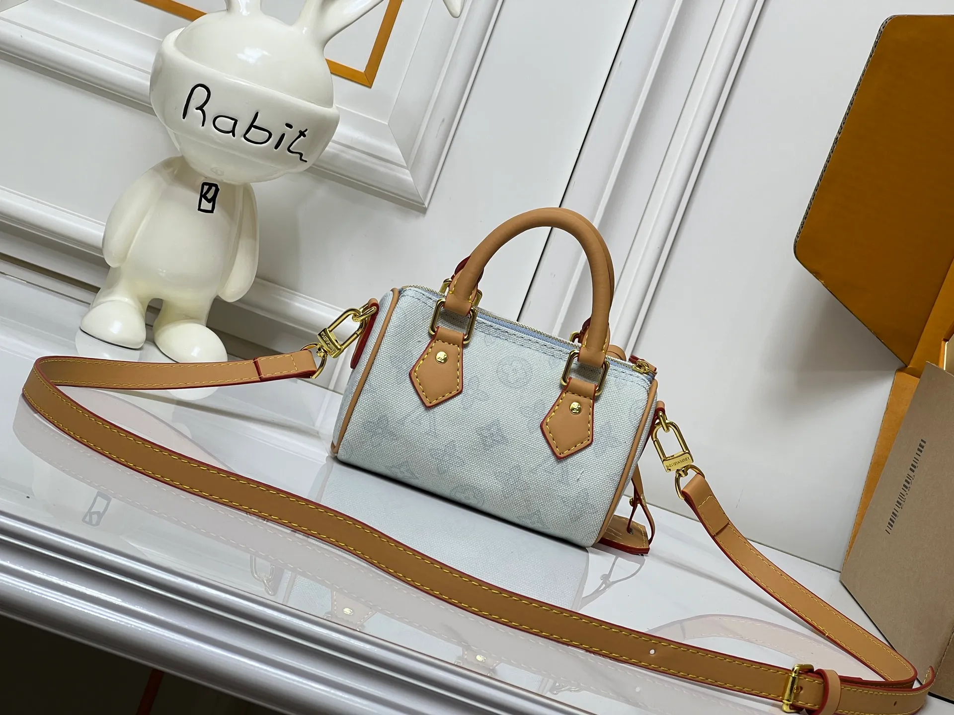 Batch 240💰M28322 Red M28323 M27610 M81085 [Exclusive background shot] This Nano Speedy handbag condenses the configuration of Louis Vuitton's classic Speedy handbag. It is made of Monogram canvas with distressed cow leather details and dazzling metal parts, making it easy to carry with you for daily needs. The handles and removable and adjustable shoulder strap allow for a variety of styling possibilities. 16.0 x 10.0 x 7.5 cm (L x H x W) • Monogram coated canvas • Cow leather trim • Metal hardware • Zipper closure • Space to store daily necessities such as a 6.1-inch smartphone, card holder and lipstick • Shoulder strap: removable, adjustable • Half-length strap: 45.5 cm • Half-length strap adjustable to: 54.0 cm • Handle: Double handle