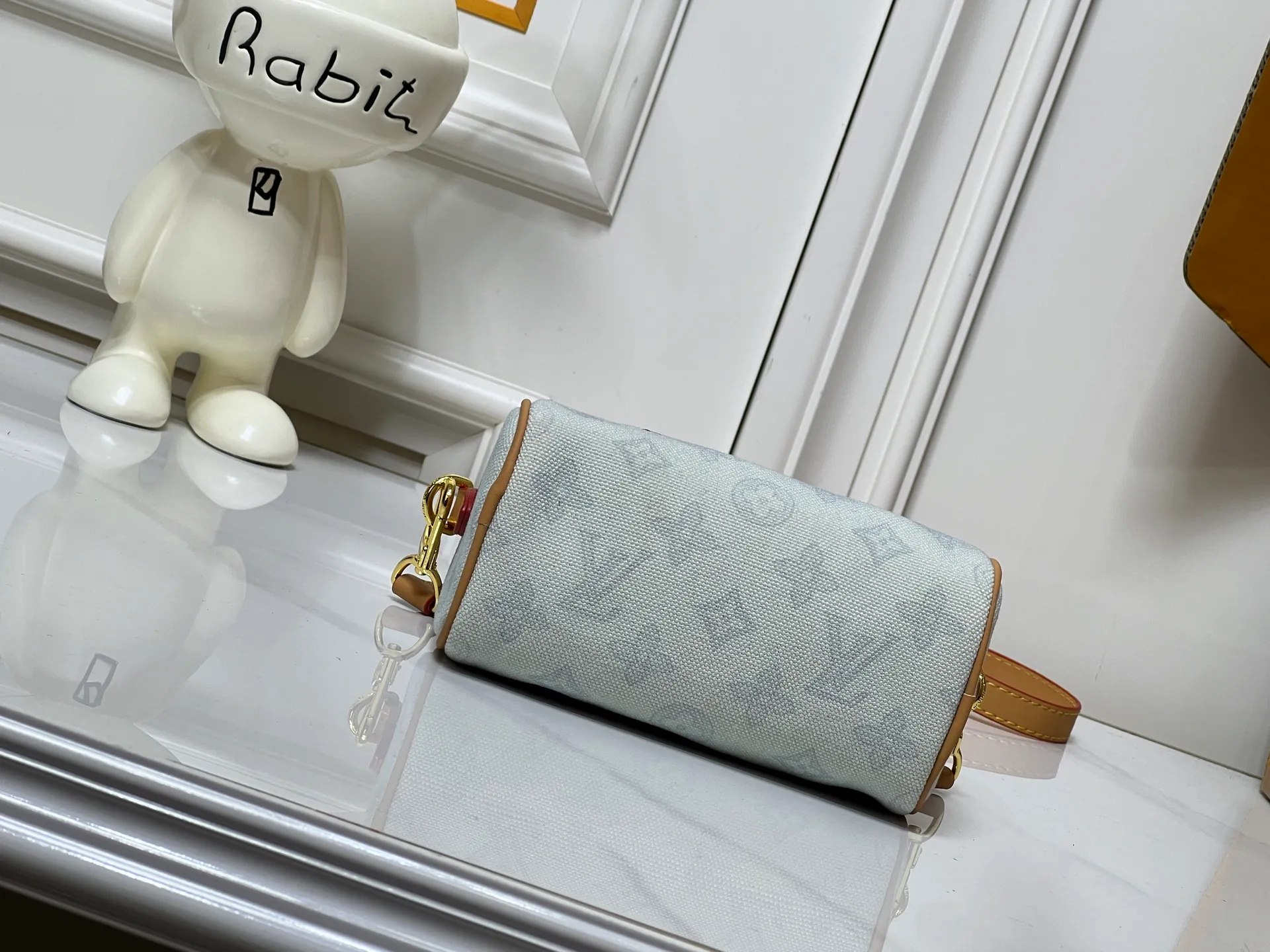Batch 240💰M28322 Red M28323 M27610 M81085 [Exclusive background shot] This Nano Speedy handbag condenses the configuration of Louis Vuitton's classic Speedy handbag. It is made of Monogram canvas with distressed cow leather details and dazzling metal parts, making it easy to carry with you for daily needs. The handles and removable and adjustable shoulder strap allow for a variety of styling possibilities. 16.0 x 10.0 x 7.5 cm (L x H x W) • Monogram coated canvas • Cow leather trim • Metal hardware • Zipper closure • Space to store daily necessities such as a 6.1-inch smartphone, card holder and lipstick • Shoulder strap: removable, adjustable • Half-length strap: 45.5 cm • Half-length strap adjustable to: 54.0 cm • Handle: Double handle