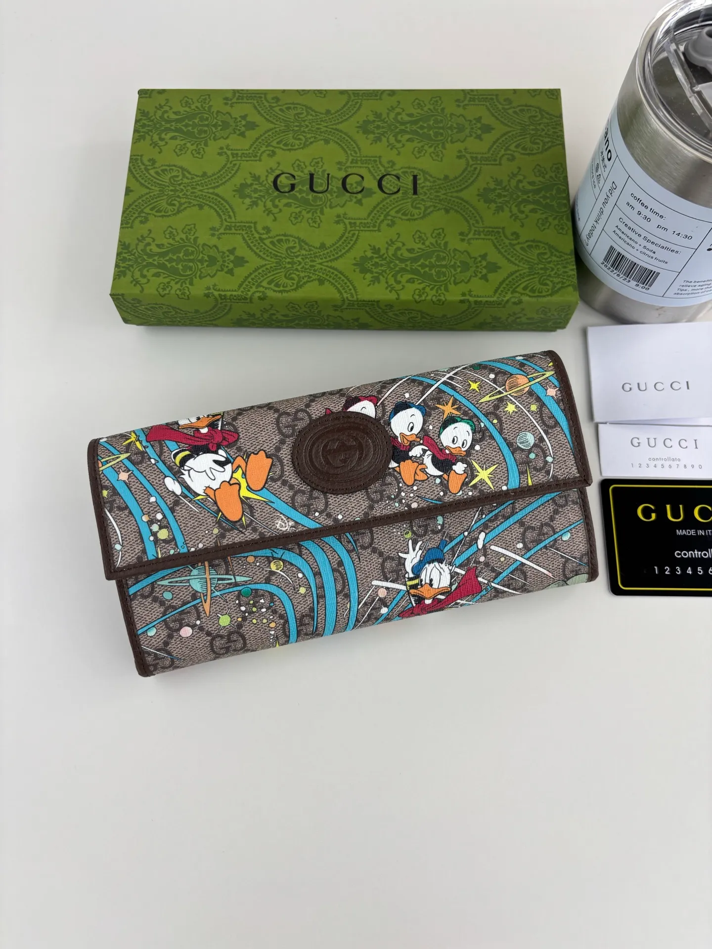 💰170 GUCCl Supreme Wallet The legendary Disney characters continue to inject rich inspiration into the brand's aesthetic concept. The simple and slender wallet features the images of Donald Duck's three little nephews, Huey Dewey and Louie. Style number: 647828 Size: 19cm x 10cm x 3.5cm Color: Brown