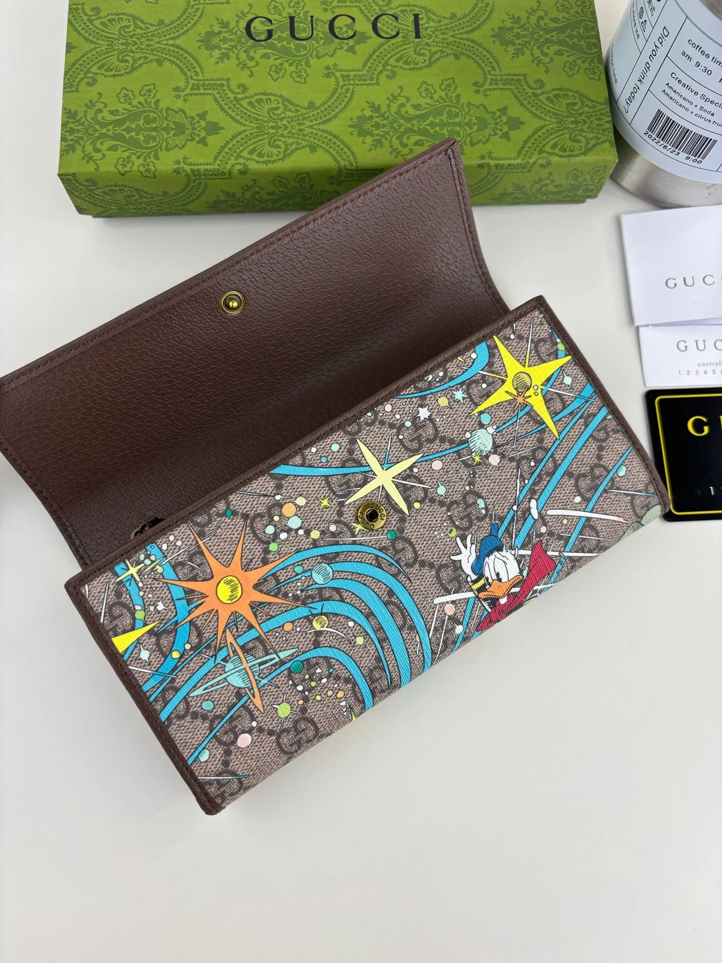 💰170 GUCCl Supreme Wallet The legendary Disney characters continue to inject rich inspiration into the brand's aesthetic concept. The simple and slender wallet features the images of Donald Duck's three little nephews, Huey Dewey and Louie. Style number: 647828 Size: 19cm x 10cm x 3.5cm Color: Brown