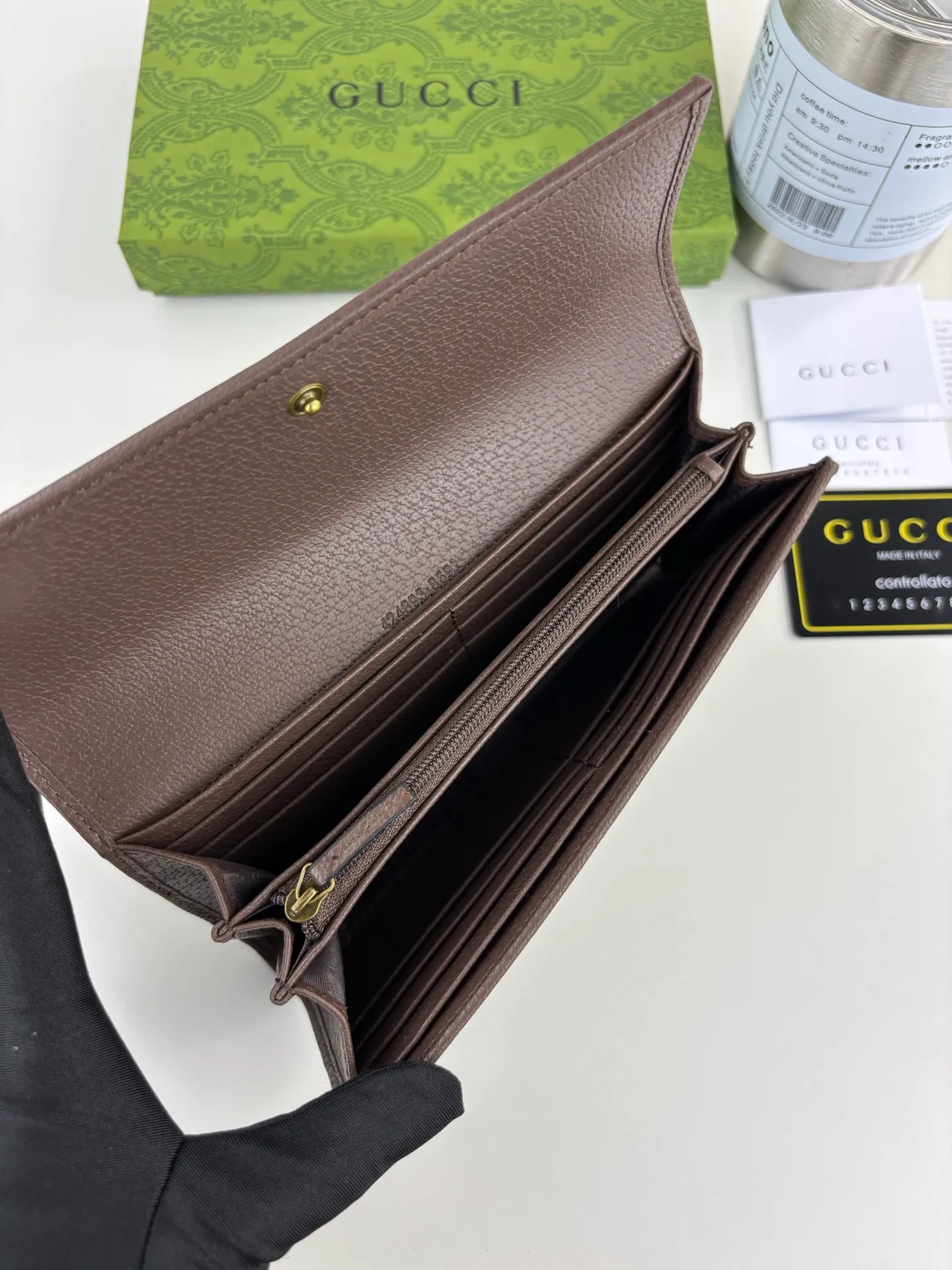 💰170 GUCCl Supreme Wallet The legendary Disney characters continue to inject rich inspiration into the brand's aesthetic concept. The simple and slender wallet features the images of Donald Duck's three little nephews, Huey Dewey and Louie. Style number: 647828 Size: 19cm x 10cm x 3.5cm Color: Brown