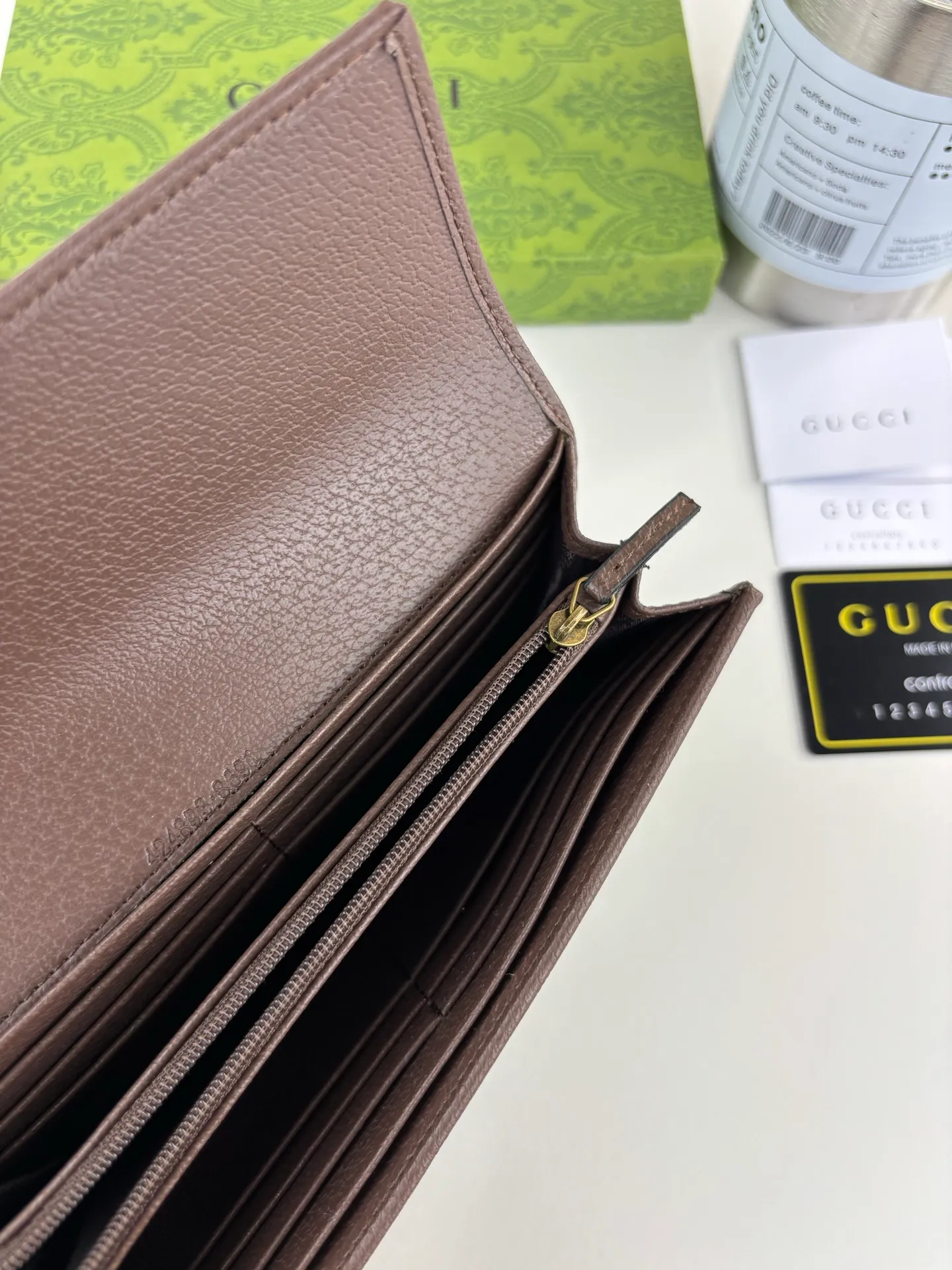 💰170 GUCCl Supreme Wallet The legendary Disney characters continue to inject rich inspiration into the brand's aesthetic concept. The simple and slender wallet features the images of Donald Duck's three little nephews, Huey Dewey and Louie. Style number: 647828 Size: 19cm x 10cm x 3.5cm Color: Brown