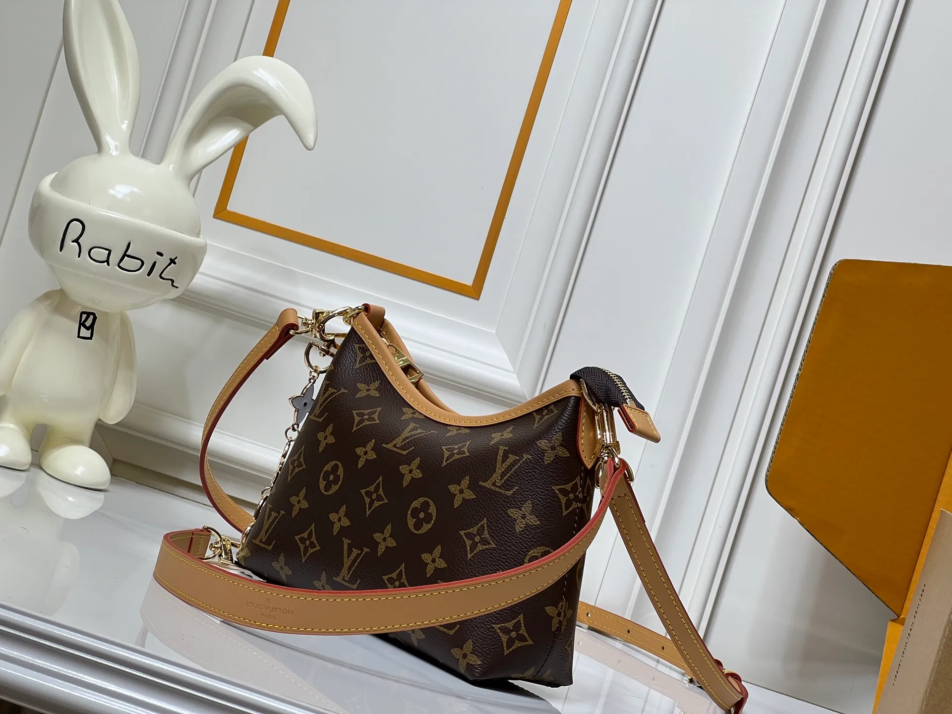 Batch 260💰Upgraded from the original M13689 small size. This Speedy Bandoulière handbag condenses the brand's traditional Speedy crossbody bag. It is Monogram presbyopia with fabric lining and cow leather trim. The detachable and adjustable leather shoulder strap displays the Louis Vuit signature, and the rolled leather handle adds a carrying option. Dimensions: 20.5 x 17 x 8 cm (length x height x width)