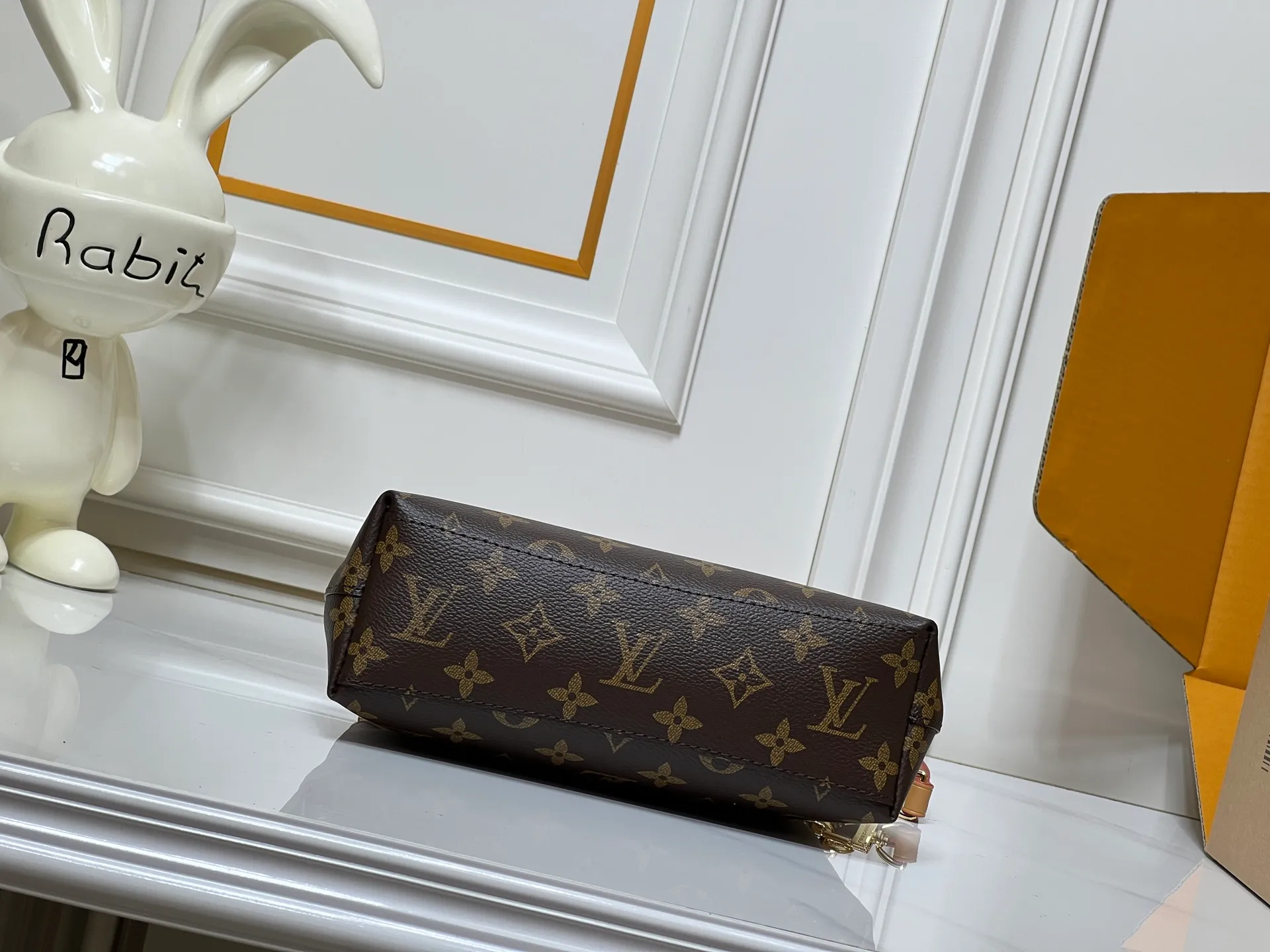 Batch 260💰Upgraded from the original M13689 small size. This Speedy Bandoulière handbag condenses the brand's traditional Speedy crossbody bag. It is Monogram presbyopia with fabric lining and cow leather trim. The detachable and adjustable leather shoulder strap displays the Louis Vuit signature, and the rolled leather handle adds a carrying option. Dimensions: 20.5 x 17 x 8 cm (length x height x width)