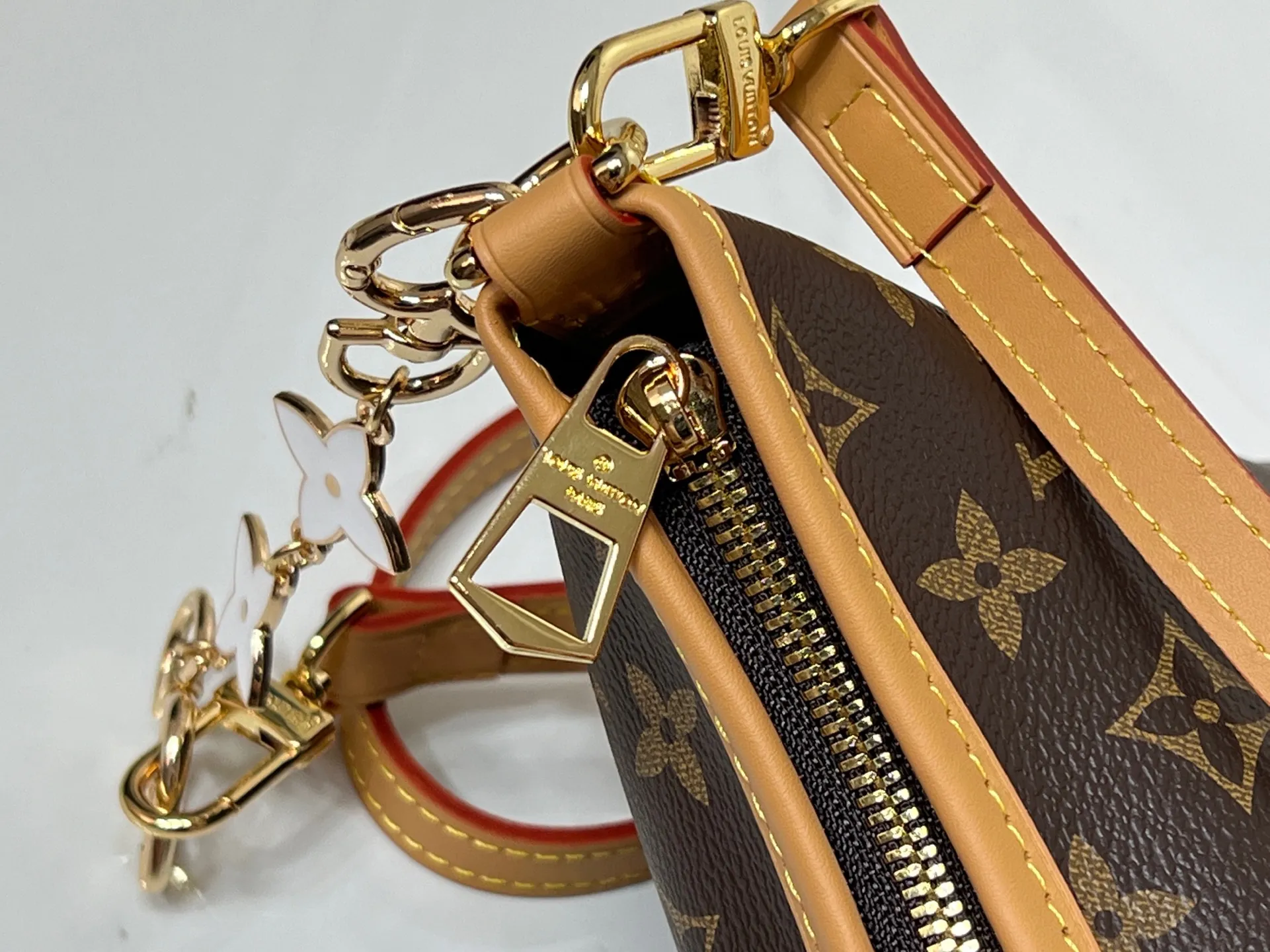 Batch 260💰Upgraded from the original M13689 small size. This Speedy Bandoulière handbag condenses the brand's traditional Speedy crossbody bag. It is Monogram presbyopia with fabric lining and cow leather trim. The detachable and adjustable leather shoulder strap displays the Louis Vuit signature, and the rolled leather handle adds a carrying option. Dimensions: 20.5 x 17 x 8 cm (length x height x width)