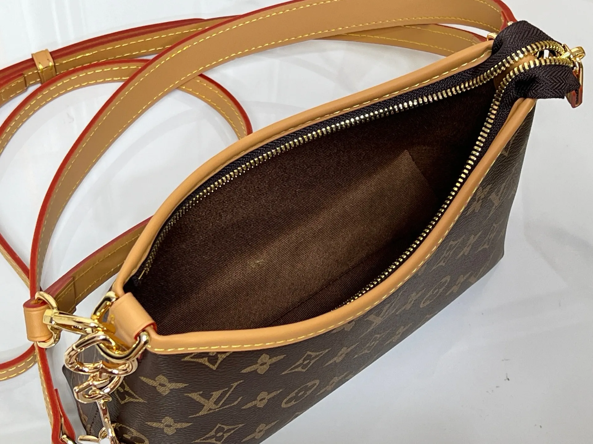 Batch 260💰Upgraded from the original M13689 small size. This Speedy Bandoulière handbag condenses the brand's traditional Speedy crossbody bag. It is Monogram presbyopia with fabric lining and cow leather trim. The detachable and adjustable leather shoulder strap displays the Louis Vuit signature, and the rolled leather handle adds a carrying option. Dimensions: 20.5 x 17 x 8 cm (length x height x width)