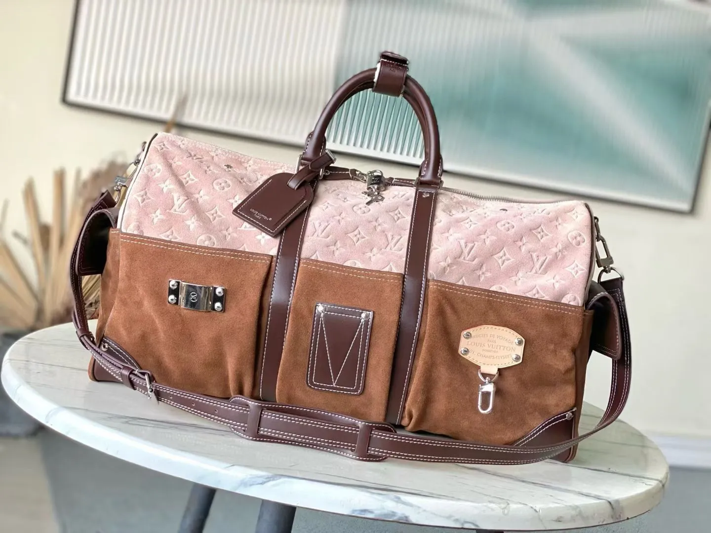 💰1760 (top layer leather) top original order M26127 Pharrell Williams and designer Nigo were inspired by the Japanese workwear trend to reinterpret the Keepall Bandouliere 50 travel bag with bold brushstrokes and an industrial perspective. Monogram suede leather creates a classic shape, while the carabiner hook and delicate metal nameplate highlight the functionalist aesthetic. Dimensions: 50 × 29 × 23 cm