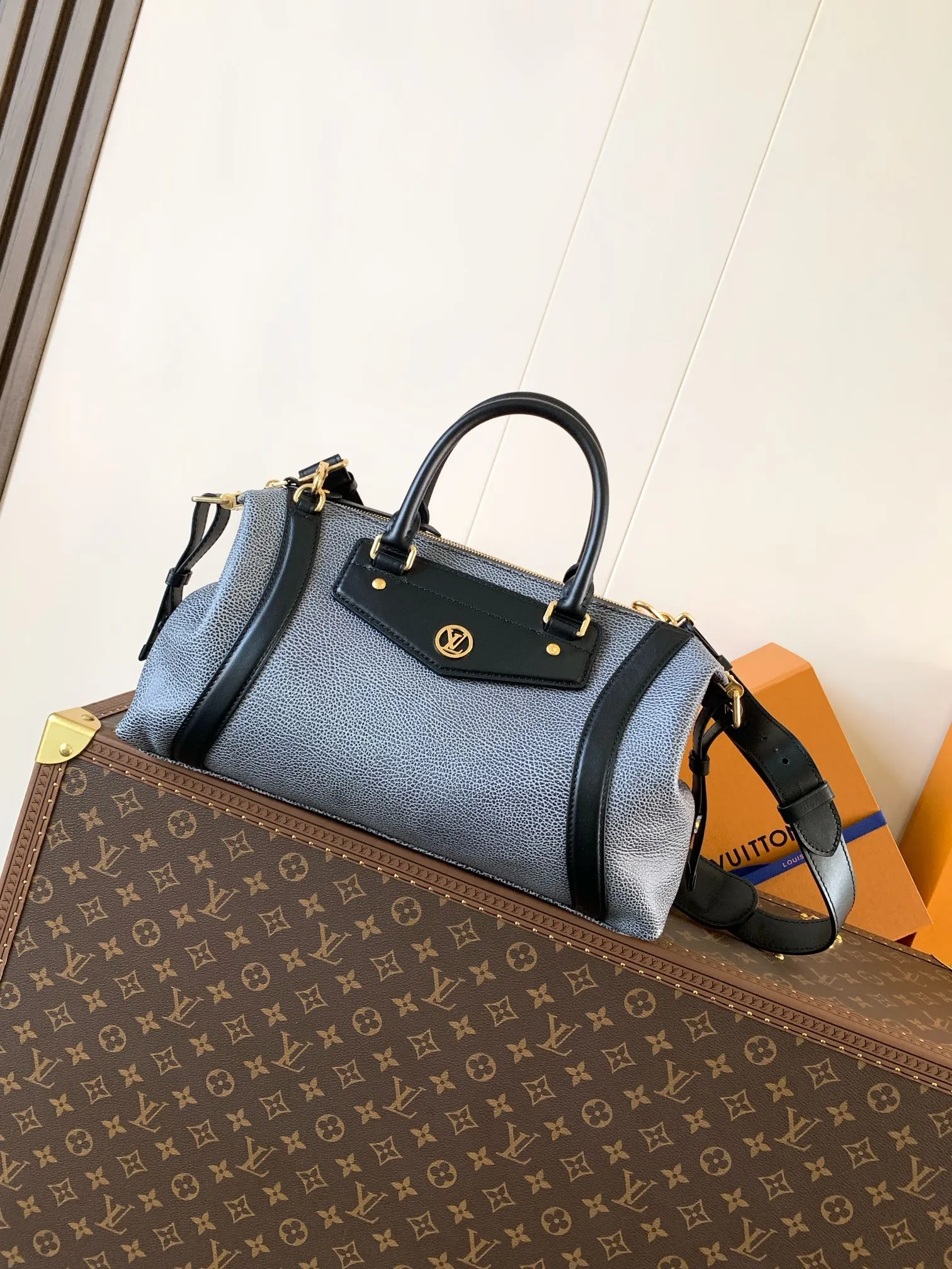 💰1500 (first layer leather medium size) top original order, transcoding chip black M14623 mini M14514 small size M14700 medium size dark gray M14702 medium size light gray M14721 small size This Nano LV Rider handbag comes from the 2025 spring and summer series, incorporating pixelated grain sheep leather with smooth cow leather elements, and then LV Circle The logo is finished with a sophisticated patch. The foldable configuration makes it easy to store in a suitcase, and the modern design adds a rock-n-roll edge to any look.  Mini 10 x 10 x 23 cm Small 12 × 12 × 30 cm Medium 15 × 15 × 38 cm (H x W x L) Sheep leather Cow leather trim Textile lining Metal hardware Zipper closure Side slip straps Internal pocket Holds a 6.7-inch smartphone, Romy card holder and lipstick Shoulder strap: removable, adjustable Strap half-length: 30.0 cm Bag strap half length adjustable to: 45.0 cm Handle: double handle