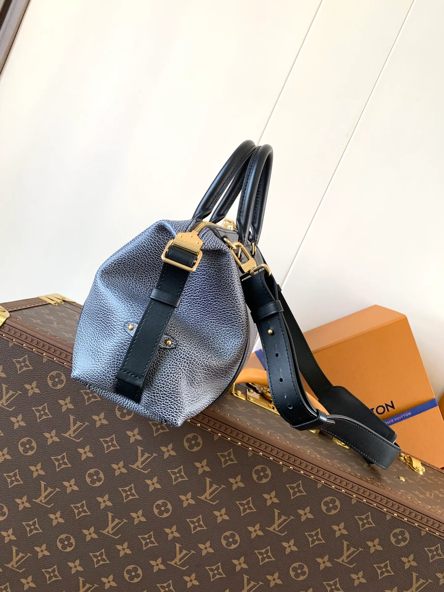 💰1500 (first layer leather medium size) top original order, transcoding chip black M14623 mini M14514 small size M14700 medium size dark gray M14702 medium size light gray M14721 small size This Nano LV Rider handbag comes from the 2025 spring and summer series, incorporating pixelated grain sheep leather with smooth cow leather elements, and then LV Circle The logo is finished with a sophisticated patch. The foldable configuration makes it easy to store in a suitcase, and the modern design adds a rock-n-roll edge to any look.  Mini 10 x 10 x 23 cm Small 12 × 12 × 30 cm Medium 15 × 15 × 38 cm (H x W x L) Sheep leather Cow leather trim Textile lining Metal hardware Zipper closure Side slip straps Internal pocket Holds a 6.7-inch smartphone, Romy card holder and lipstick Shoulder strap: removable, adjustable Strap half-length: 30.0 cm Bag strap half length adjustable to: 45.0 cm Handle: double handle