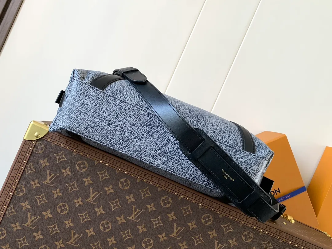 💰1500 (first layer leather medium size) top original order, transcoding chip black M14623 mini M14514 small size M14700 medium size dark gray M14702 medium size light gray M14721 small size This Nano LV Rider handbag comes from the 2025 spring and summer series, incorporating pixelated grain sheep leather with smooth cow leather elements, and then LV Circle The logo is finished with a sophisticated patch. The foldable configuration makes it easy to store in a suitcase, and the modern design adds a rock-n-roll edge to any look.  Mini 10 x 10 x 23 cm Small 12 × 12 × 30 cm Medium 15 × 15 × 38 cm (H x W x L) Sheep leather Cow leather trim Textile lining Metal hardware Zipper closure Side slip straps Internal pocket Holds a 6.7-inch smartphone, Romy card holder and lipstick Shoulder strap: removable, adjustable Strap half-length: 30.0 cm Bag strap half length adjustable to: 45.0 cm Handle: double handle