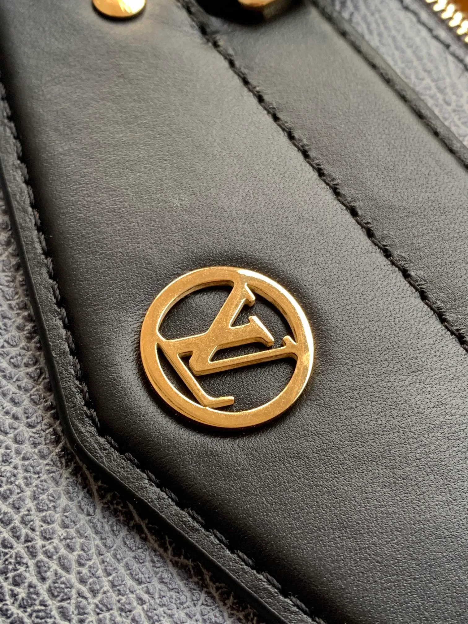 💰1500 (first layer leather medium size) top original order, transcoding chip black M14623 mini M14514 small size M14700 medium size dark gray M14702 medium size light gray M14721 small size This Nano LV Rider handbag comes from the 2025 spring and summer series, incorporating pixelated grain sheep leather with smooth cow leather elements, and then LV Circle The logo is finished with a sophisticated patch. The foldable configuration makes it easy to store in a suitcase, and the modern design adds a rock-n-roll edge to any look.  Mini 10 x 10 x 23 cm Small 12 × 12 × 30 cm Medium 15 × 15 × 38 cm (H x W x L) Sheep leather Cow leather trim Textile lining Metal hardware Zipper closure Side slip straps Internal pocket Holds a 6.7-inch smartphone, Romy card holder and lipstick Shoulder strap: removable, adjustable Strap half-length: 30.0 cm Bag strap half length adjustable to: 45.0 cm Handle: double handle