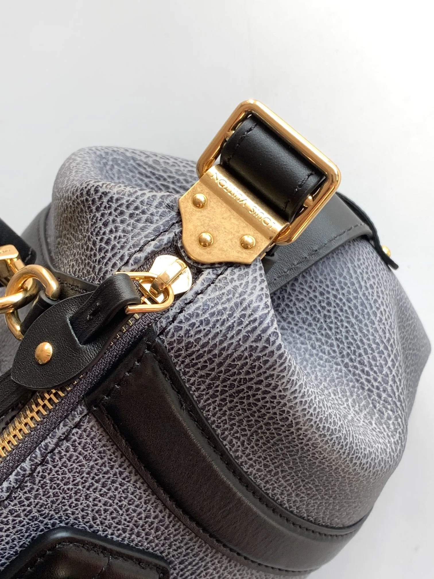 💰1500 (first layer leather medium size) top original order, transcoding chip black M14623 mini M14514 small size M14700 medium size dark gray M14702 medium size light gray M14721 small size This Nano LV Rider handbag comes from the 2025 spring and summer series, incorporating pixelated grain sheep leather with smooth cow leather elements, and then LV Circle The logo is finished with a sophisticated patch. The foldable configuration makes it easy to store in a suitcase, and the modern design adds a rock-n-roll edge to any look.  Mini 10 x 10 x 23 cm Small 12 × 12 × 30 cm Medium 15 × 15 × 38 cm (H x W x L) Sheep leather Cow leather trim Textile lining Metal hardware Zipper closure Side slip straps Internal pocket Holds a 6.7-inch smartphone, Romy card holder and lipstick Shoulder strap: removable, adjustable Strap half-length: 30.0 cm Bag strap half length adjustable to: 45.0 cm Handle: double handle