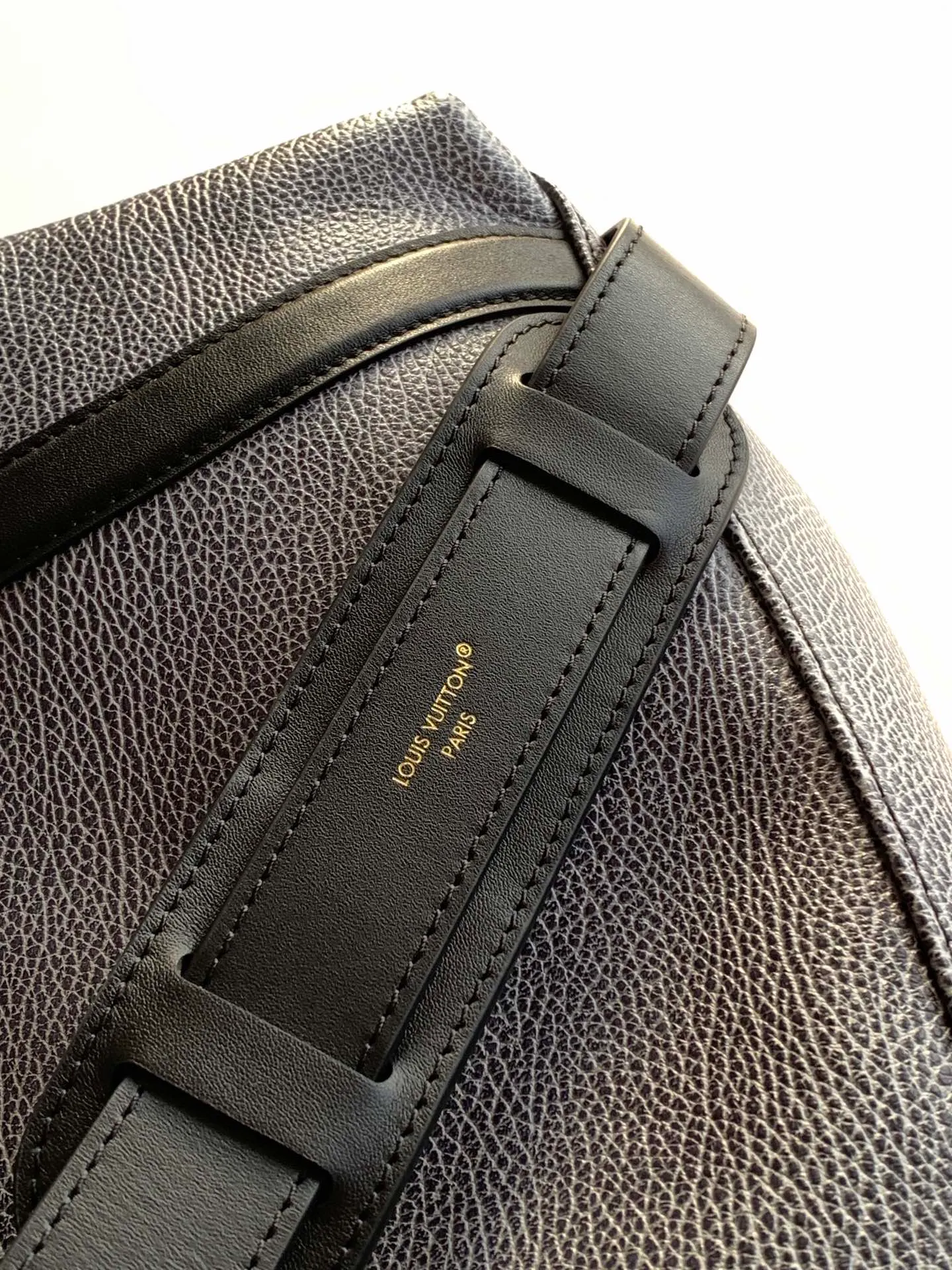 💰1500 (first layer leather medium size) top original order, transcoding chip black M14623 mini M14514 small size M14700 medium size dark gray M14702 medium size light gray M14721 small size This Nano LV Rider handbag comes from the 2025 spring and summer series, incorporating pixelated grain sheep leather with smooth cow leather elements, and then LV Circle The logo is finished with a sophisticated patch. The foldable configuration makes it easy to store in a suitcase, and the modern design adds a rock-n-roll edge to any look.  Mini 10 x 10 x 23 cm Small 12 × 12 × 30 cm Medium 15 × 15 × 38 cm (H x W x L) Sheep leather Cow leather trim Textile lining Metal hardware Zipper closure Side slip straps Internal pocket Holds a 6.7-inch smartphone, Romy card holder and lipstick Shoulder strap: removable, adjustable Strap half-length: 30.0 cm Bag strap half length adjustable to: 45.0 cm Handle: double handle