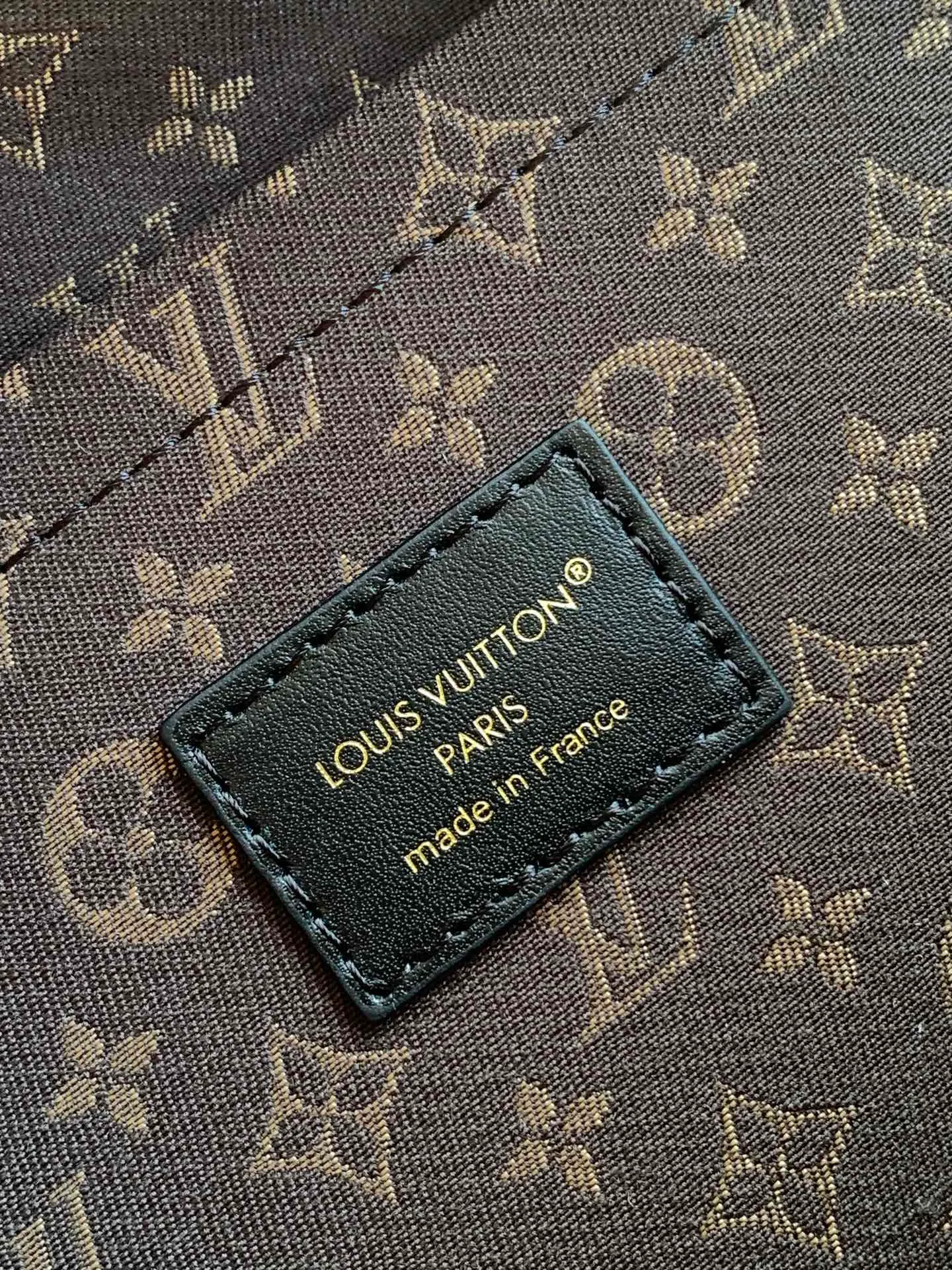 💰1500 (first layer leather medium size) top original order, transcoding chip black M14623 mini M14514 small size M14700 medium size dark gray M14702 medium size light gray M14721 small size This Nano LV Rider handbag comes from the 2025 spring and summer series, incorporating pixelated grain sheep leather with smooth cow leather elements, and then LV Circle The logo is finished with a sophisticated patch. The foldable configuration makes it easy to store in a suitcase, and the modern design adds a rock-n-roll edge to any look.  Mini 10 x 10 x 23 cm Small 12 × 12 × 30 cm Medium 15 × 15 × 38 cm (H x W x L) Sheep leather Cow leather trim Textile lining Metal hardware Zipper closure Side slip straps Internal pocket Holds a 6.7-inch smartphone, Romy card holder and lipstick Shoulder strap: removable, adjustable Strap half-length: 30.0 cm Bag strap half length adjustable to: 45.0 cm Handle: double handle