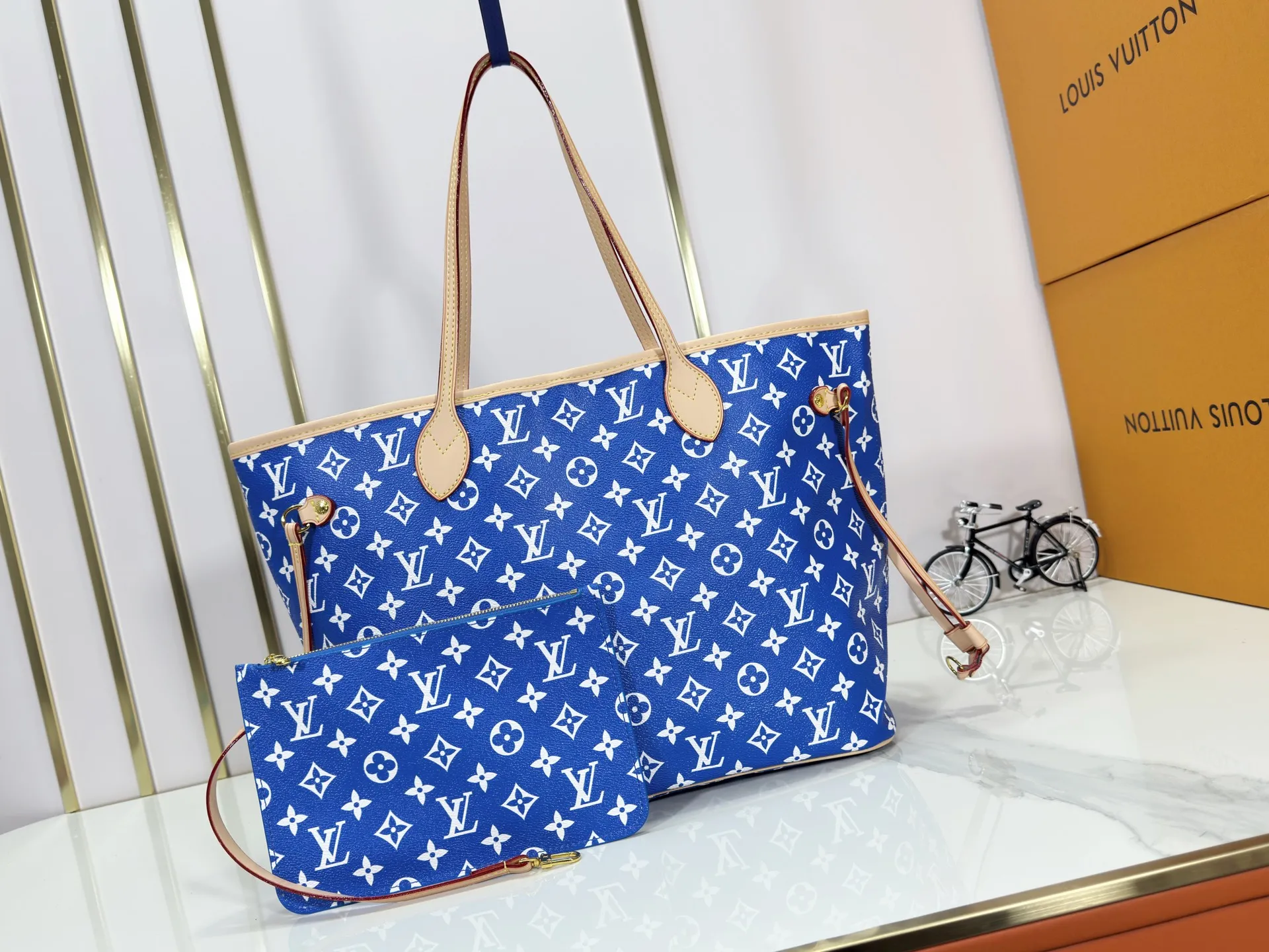 P280 Upgraded Original M40995 The legendary Neverfull bag always meets your every handbag need. It has a large capacity but is not bulky. It is stiff and soft to the touch, making it suitable for home and travel. Tighten the side ties and it instantly transforms into a stylish urban handbag. Loosen the straps and it transforms into a chic and practical handbag. The slender leather handle can be carried over the shoulder or between the arms. The model shown here is made of Damier Ebène canvas. Dimensions: 31.0 x 28.0 x 14.0 cm