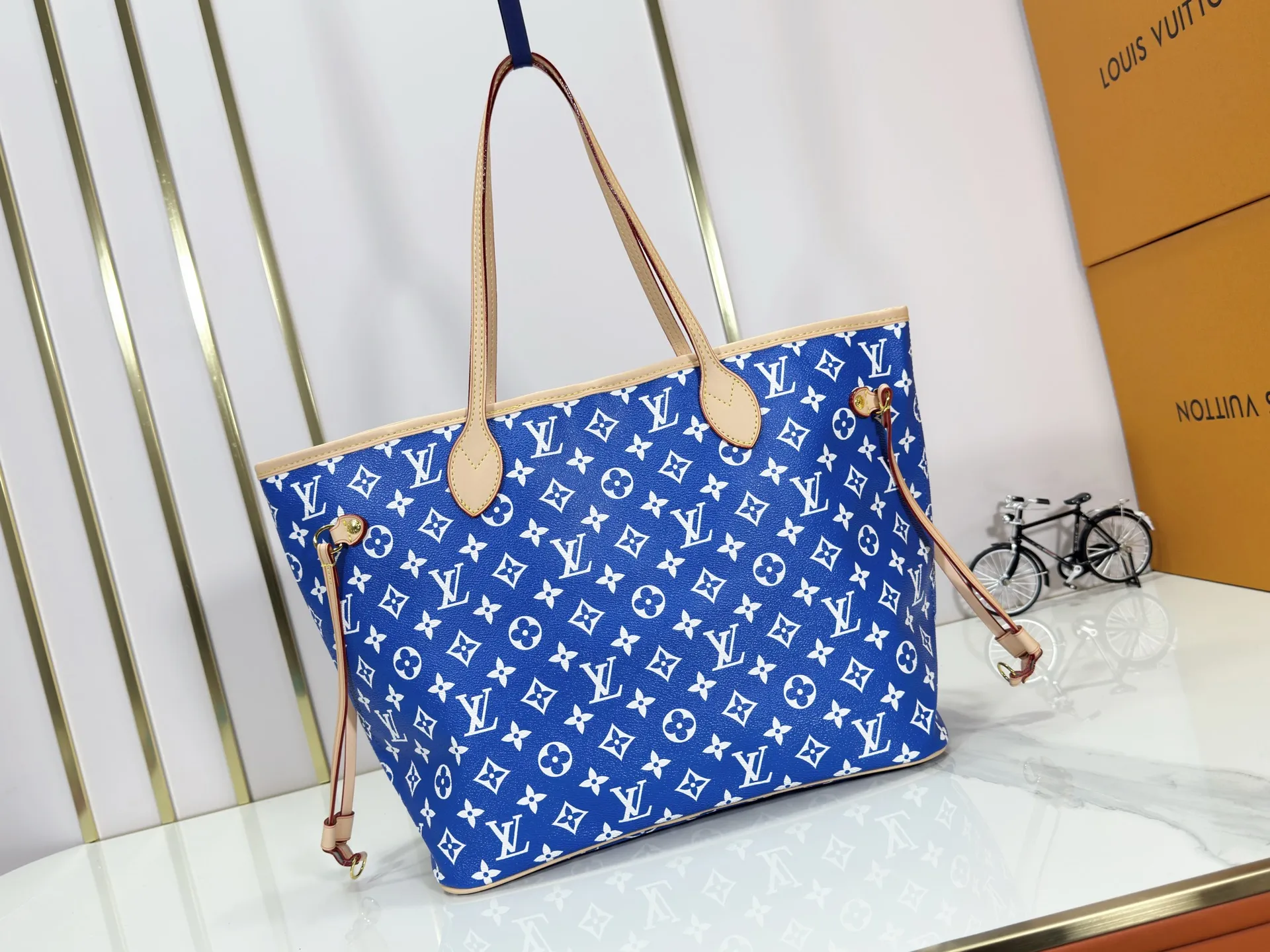 P280 Upgraded Original M40995 The legendary Neverfull bag always meets your every handbag need. It has a large capacity but is not bulky. It is stiff and soft to the touch, making it suitable for home and travel. Tighten the side ties and it instantly transforms into a stylish urban handbag. Loosen the straps and it transforms into a chic and practical handbag. The slender leather handle can be carried over the shoulder or between the arms. The model shown here is made of Damier Ebène canvas. Dimensions: 31.0 x 28.0 x 14.0 cm