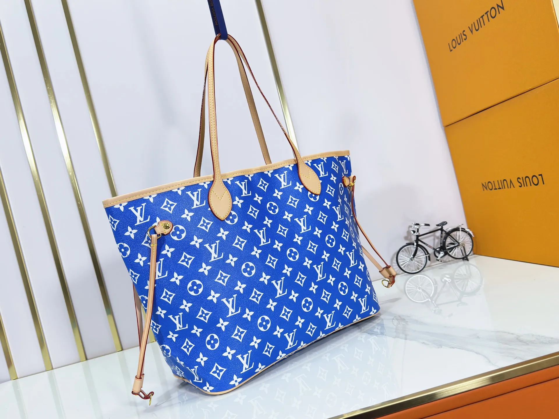 P280 Upgraded Original M40995 The legendary Neverfull bag always meets your every handbag need. It has a large capacity but is not bulky. It is stiff and soft to the touch, making it suitable for home and travel. Tighten the side ties and it instantly transforms into a stylish urban handbag. Loosen the straps and it transforms into a chic and practical handbag. The slender leather handle can be carried over the shoulder or between the arms. The model shown here is made of Damier Ebène canvas. Dimensions: 31.0 x 28.0 x 14.0 cm