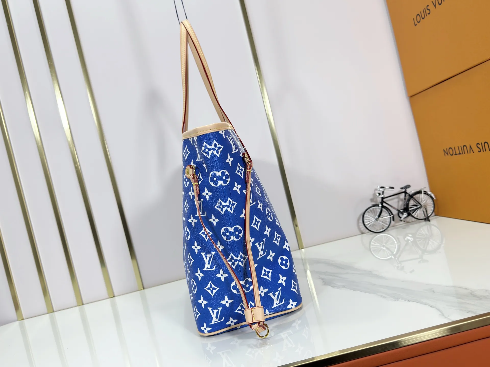 P280 Upgraded Original M40995 The legendary Neverfull bag always meets your every handbag need. It has a large capacity but is not bulky. It is stiff and soft to the touch, making it suitable for home and travel. Tighten the side ties and it instantly transforms into a stylish urban handbag. Loosen the straps and it transforms into a chic and practical handbag. The slender leather handle can be carried over the shoulder or between the arms. The model shown here is made of Damier Ebène canvas. Dimensions: 31.0 x 28.0 x 14.0 cm