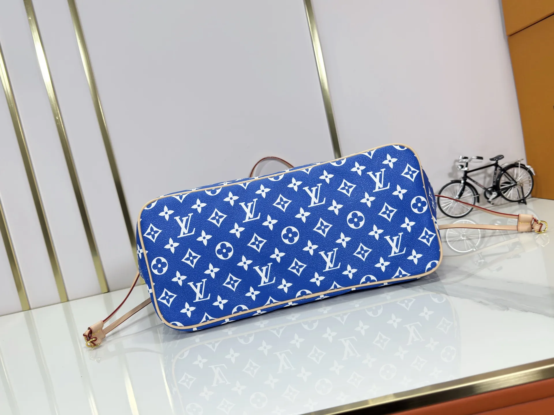 P280 Upgraded Original M40995 The legendary Neverfull bag always meets your every handbag need. It has a large capacity but is not bulky. It is stiff and soft to the touch, making it suitable for home and travel. Tighten the side ties and it instantly transforms into a stylish urban handbag. Loosen the straps and it transforms into a chic and practical handbag. The slender leather handle can be carried over the shoulder or between the arms. The model shown here is made of Damier Ebène canvas. Dimensions: 31.0 x 28.0 x 14.0 cm