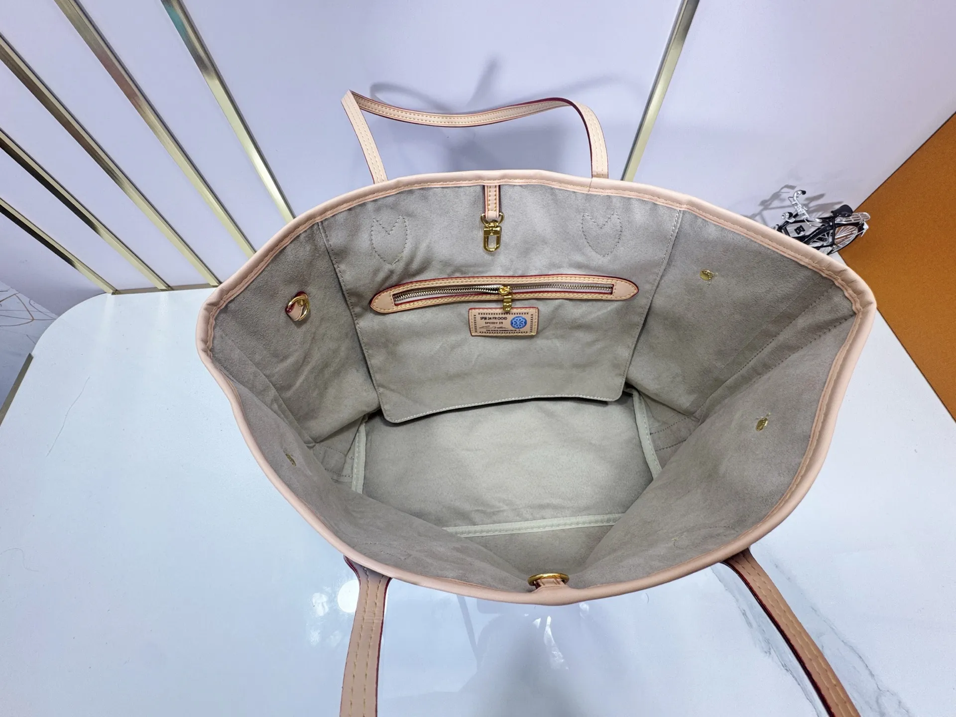 P280 Upgraded Original M40995 The legendary Neverfull bag always meets your every handbag need. It has a large capacity but is not bulky. It is stiff and soft to the touch, making it suitable for home and travel. Tighten the side ties and it instantly transforms into a stylish urban handbag. Loosen the straps and it transforms into a chic and practical handbag. The slender leather handle can be carried over the shoulder or between the arms. The model shown here is made of Damier Ebène canvas. Dimensions: 31.0 x 28.0 x 14.0 cm