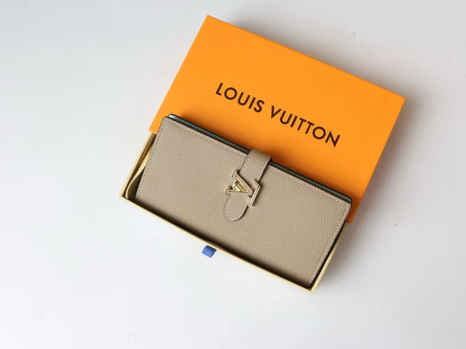 P150 M81367 M81330 LV Vertical Wallet crafted from soft grained Taurillon leather for an elegant look. The contrast-lined interior features eight card slots, a zippered coin pocket and a large "V" slot for tickets and banknotes. The unique slide buckle features the LV initials, inspired by the iconic Capucines bag. Size: 10*19*1.7cm202595