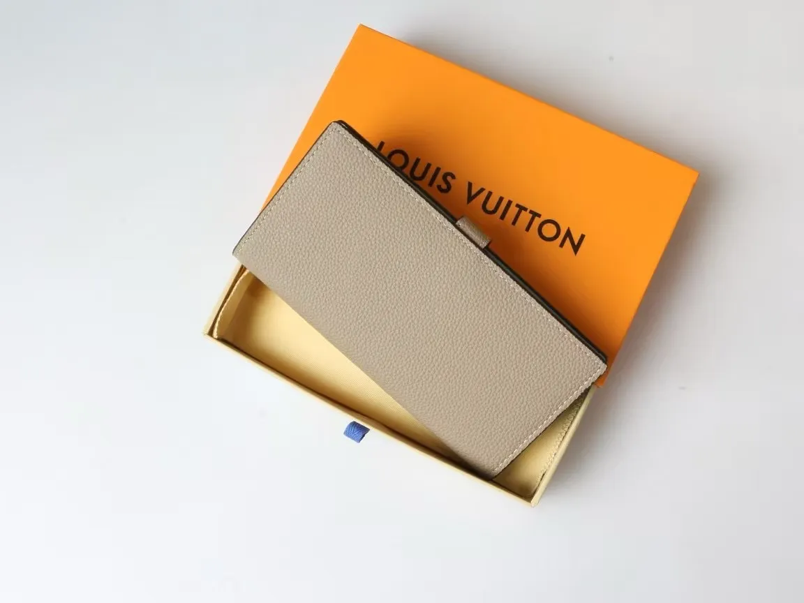 P150 M81367 M81330 LV Vertical Wallet crafted from soft grained Taurillon leather for an elegant look. The contrast-lined interior features eight card slots, a zippered coin pocket and a large "V" slot for tickets and banknotes. The unique slide buckle features the LV initials, inspired by the iconic Capucines bag. Size: 10*19*1.7cm202595