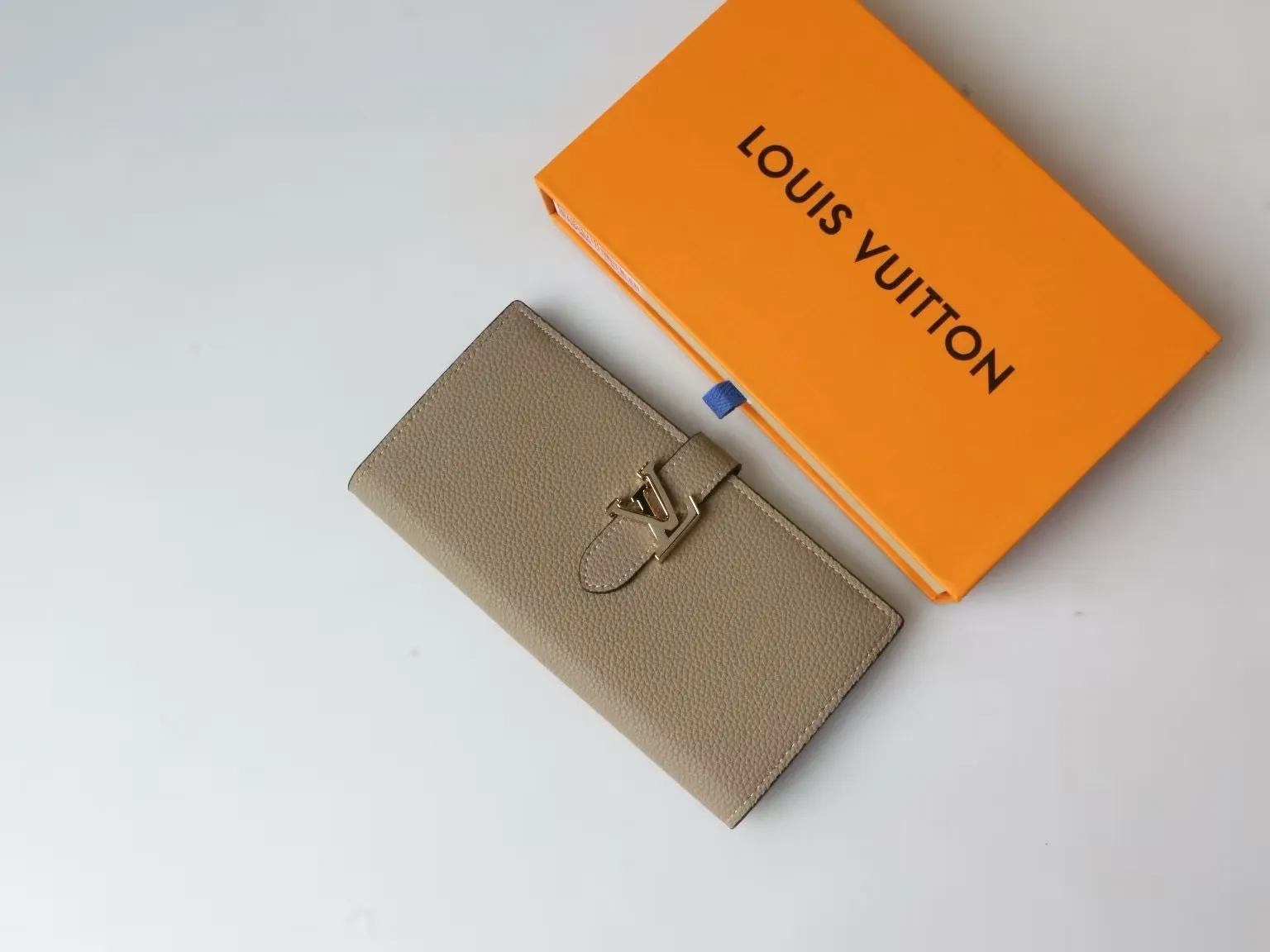 P150 M81367 M81330 LV Vertical Wallet crafted from soft grained Taurillon leather for an elegant look. The contrast-lined interior features eight card slots, a zippered coin pocket and a large "V" slot for tickets and banknotes. The unique slide buckle features the LV initials, inspired by the iconic Capucines bag. Size: 10*19*1.7cm202595
