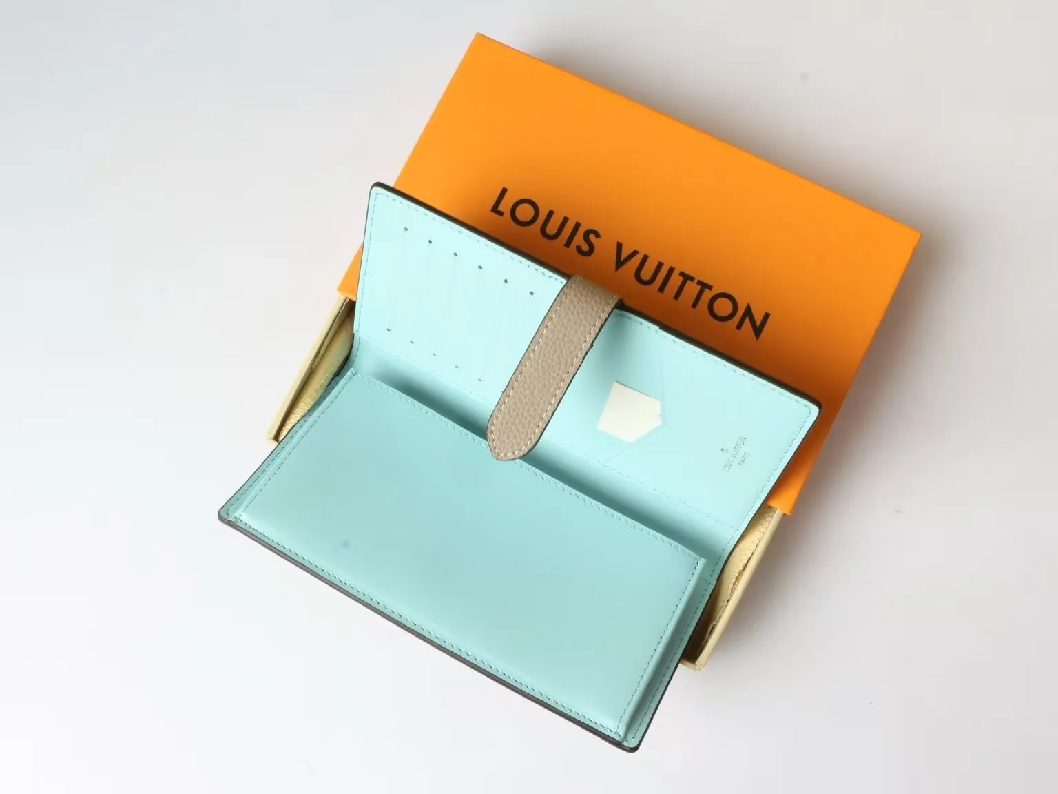 P150 M81367 M81330 LV Vertical Wallet crafted from soft grained Taurillon leather for an elegant look. The contrast-lined interior features eight card slots, a zippered coin pocket and a large "V" slot for tickets and banknotes. The unique slide buckle features the LV initials, inspired by the iconic Capucines bag. Size: 10*19*1.7cm202595