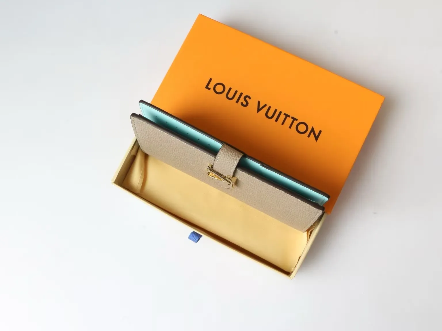 P150 M81367 M81330 LV Vertical Wallet crafted from soft grained Taurillon leather for an elegant look. The contrast-lined interior features eight card slots, a zippered coin pocket and a large "V" slot for tickets and banknotes. The unique slide buckle features the LV initials, inspired by the iconic Capucines bag. Size: 10*19*1.7cm202595