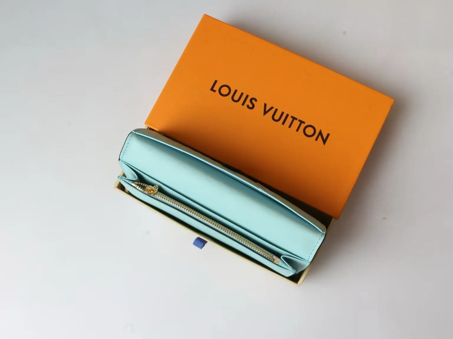 P150 M81367 M81330 LV Vertical Wallet crafted from soft grained Taurillon leather for an elegant look. The contrast-lined interior features eight card slots, a zippered coin pocket and a large "V" slot for tickets and banknotes. The unique slide buckle features the LV initials, inspired by the iconic Capucines bag. Size: 10*19*1.7cm202595