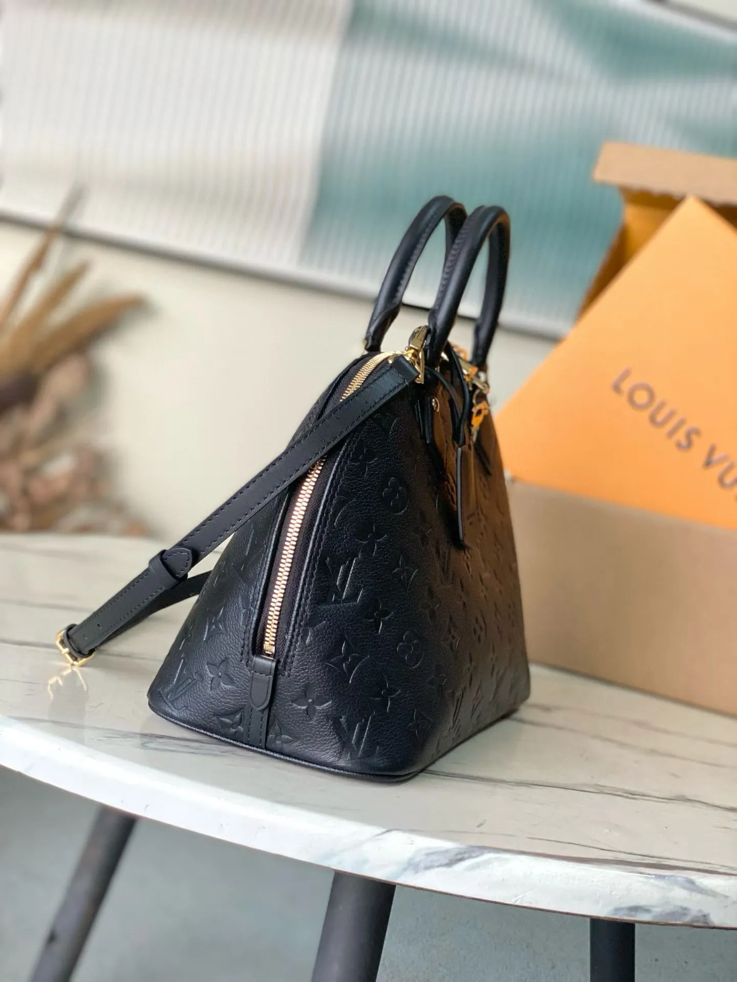 💰1180 (top layer leather) top original order M26489 This large Alma handbag uses smooth and soft Monogram Empreinte leather to interpret Parisian elegance. The crisp structure is embellished with a classic key bag and padlock, a nod to the 1934 Square handbag design. The dazzling metal parts complete the elegant style, and you can switch between various carrying methods at will. Dimensions: 30.5 × 21 × 14.5 cm