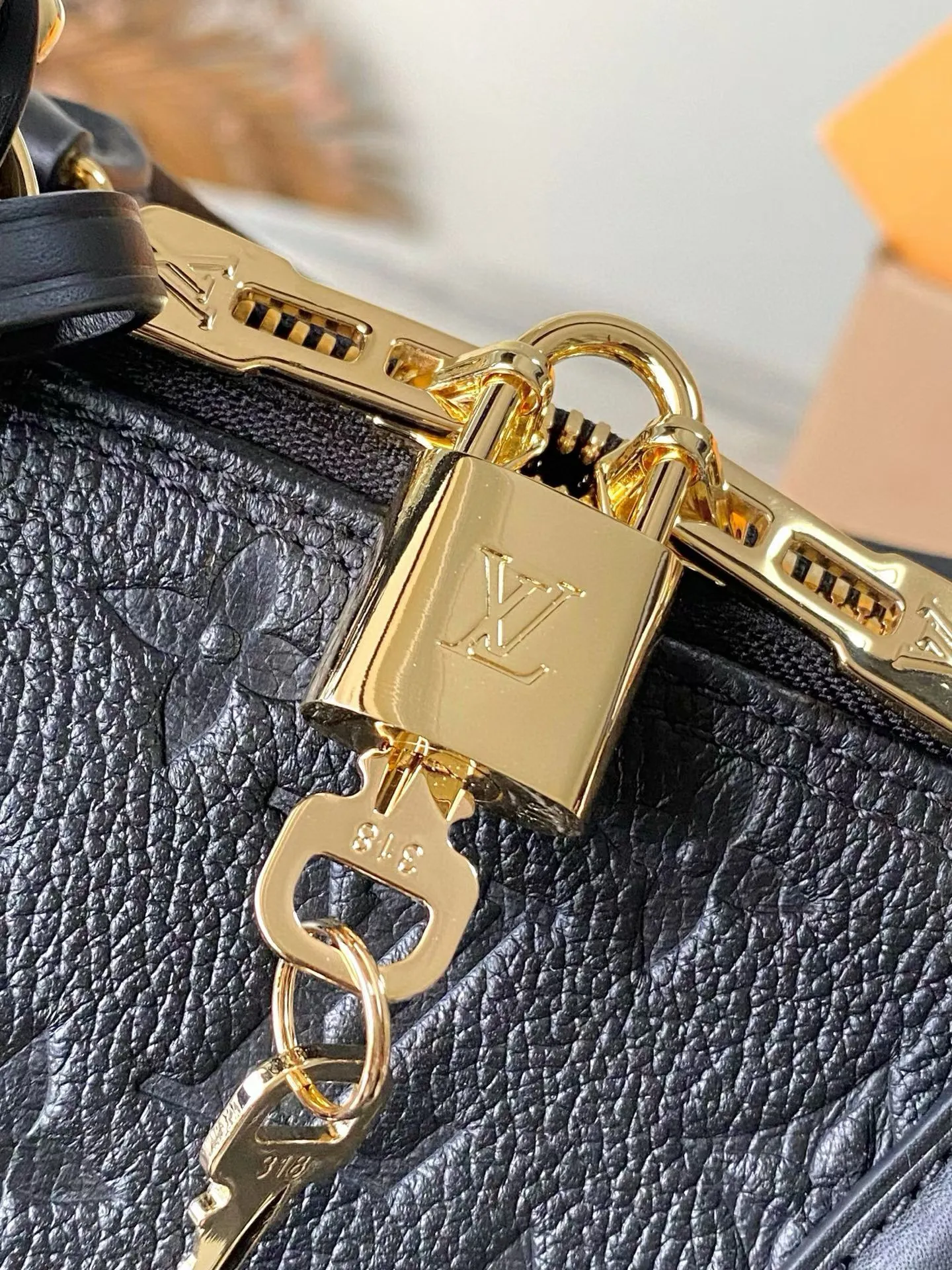 💰1180 (top layer leather) top original order M26489 This large Alma handbag uses smooth and soft Monogram Empreinte leather to interpret Parisian elegance. The crisp structure is embellished with a classic key bag and padlock, a nod to the 1934 Square handbag design. The dazzling metal parts complete the elegant style, and you can switch between various carrying methods at will. Dimensions: 30.5 × 21 × 14.5 cm