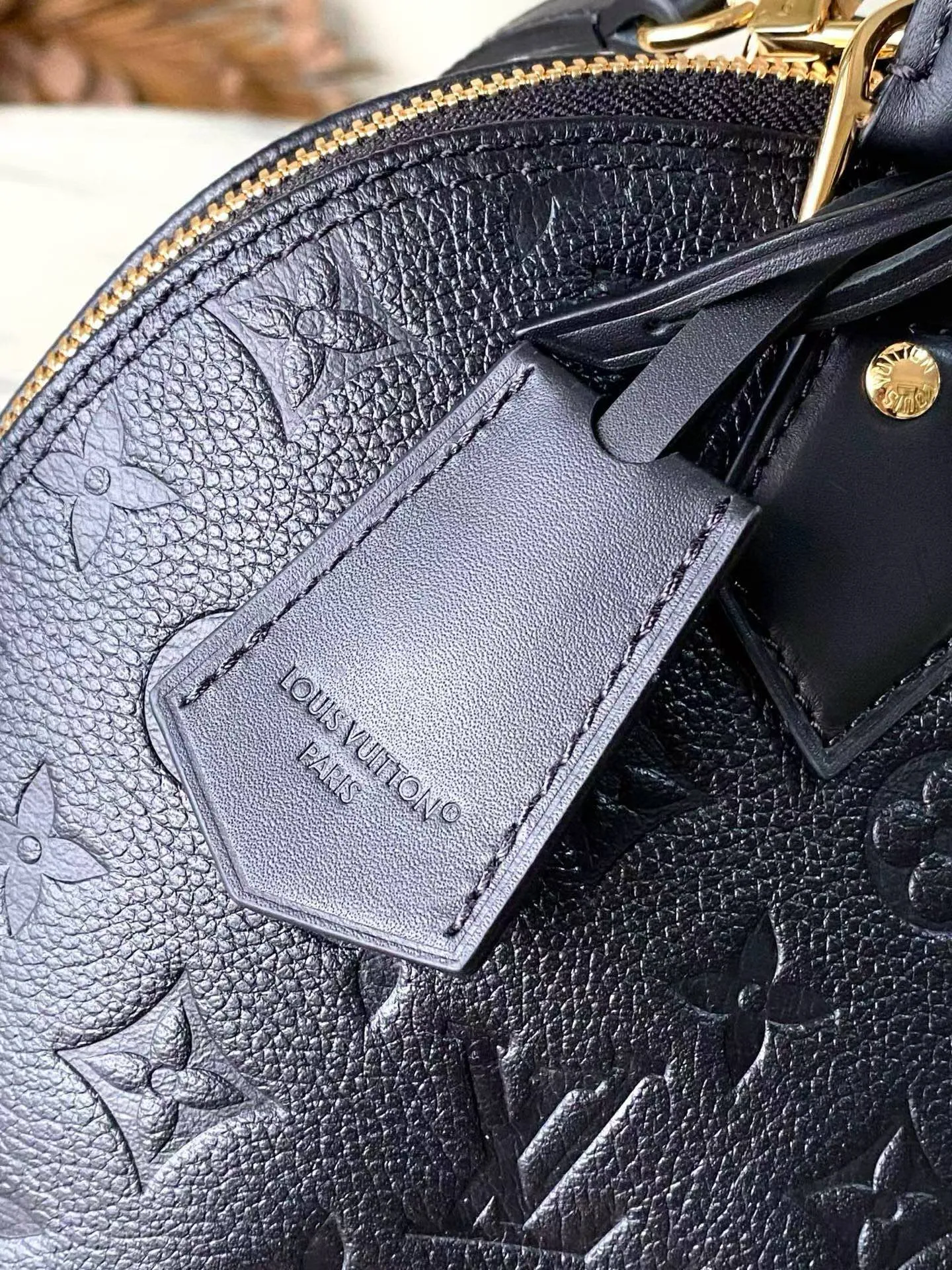 💰1180 (top layer leather) top original order M26489 This large Alma handbag uses smooth and soft Monogram Empreinte leather to interpret Parisian elegance. The crisp structure is embellished with a classic key bag and padlock, a nod to the 1934 Square handbag design. The dazzling metal parts complete the elegant style, and you can switch between various carrying methods at will. Dimensions: 30.5 × 21 × 14.5 cm