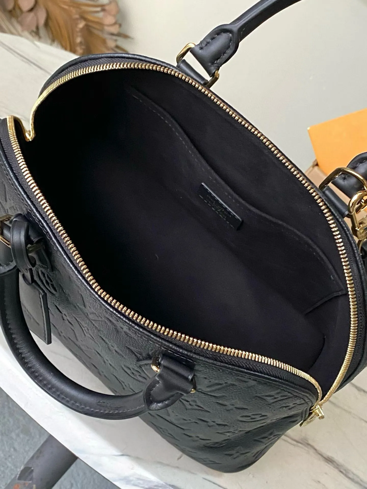 💰1180 (top layer leather) top original order M26489 This large Alma handbag uses smooth and soft Monogram Empreinte leather to interpret Parisian elegance. The crisp structure is embellished with a classic key bag and padlock, a nod to the 1934 Square handbag design. The dazzling metal parts complete the elegant style, and you can switch between various carrying methods at will. Dimensions: 30.5 × 21 × 14.5 cm