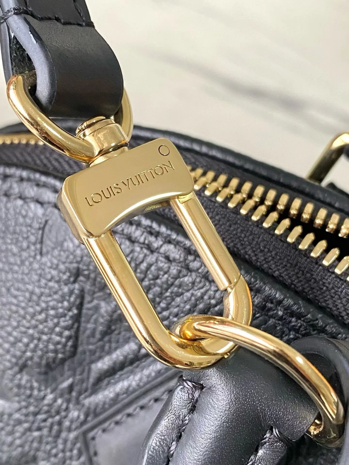 💰1180 (top layer leather) top original order M26489 This large Alma handbag uses smooth and soft Monogram Empreinte leather to interpret Parisian elegance. The crisp structure is embellished with a classic key bag and padlock, a nod to the 1934 Square handbag design. The dazzling metal parts complete the elegant style, and you can switch between various carrying methods at will. Dimensions: 30.5 × 21 × 14.5 cm