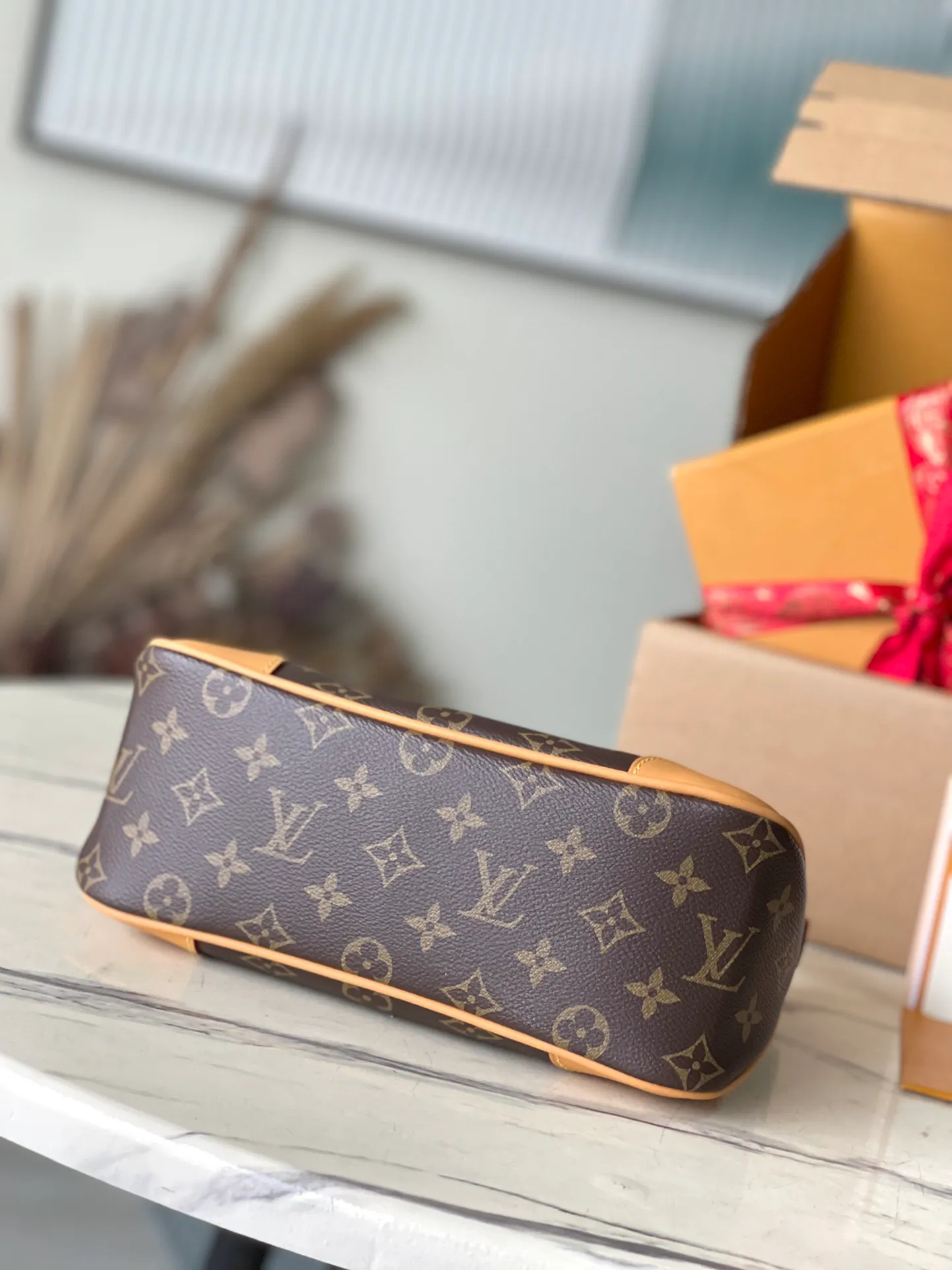 💰800 (steel chain) Top-quality original item M45832, with a full set of original packaging. It can be used as a hand carry, cross-body, armpit, etc. [Good] It presents a casual, versatile and gentle style, and there is no pressure for daily outings. It is practical and can be used with eyes closed😝 Size: 29×9.5×16cm