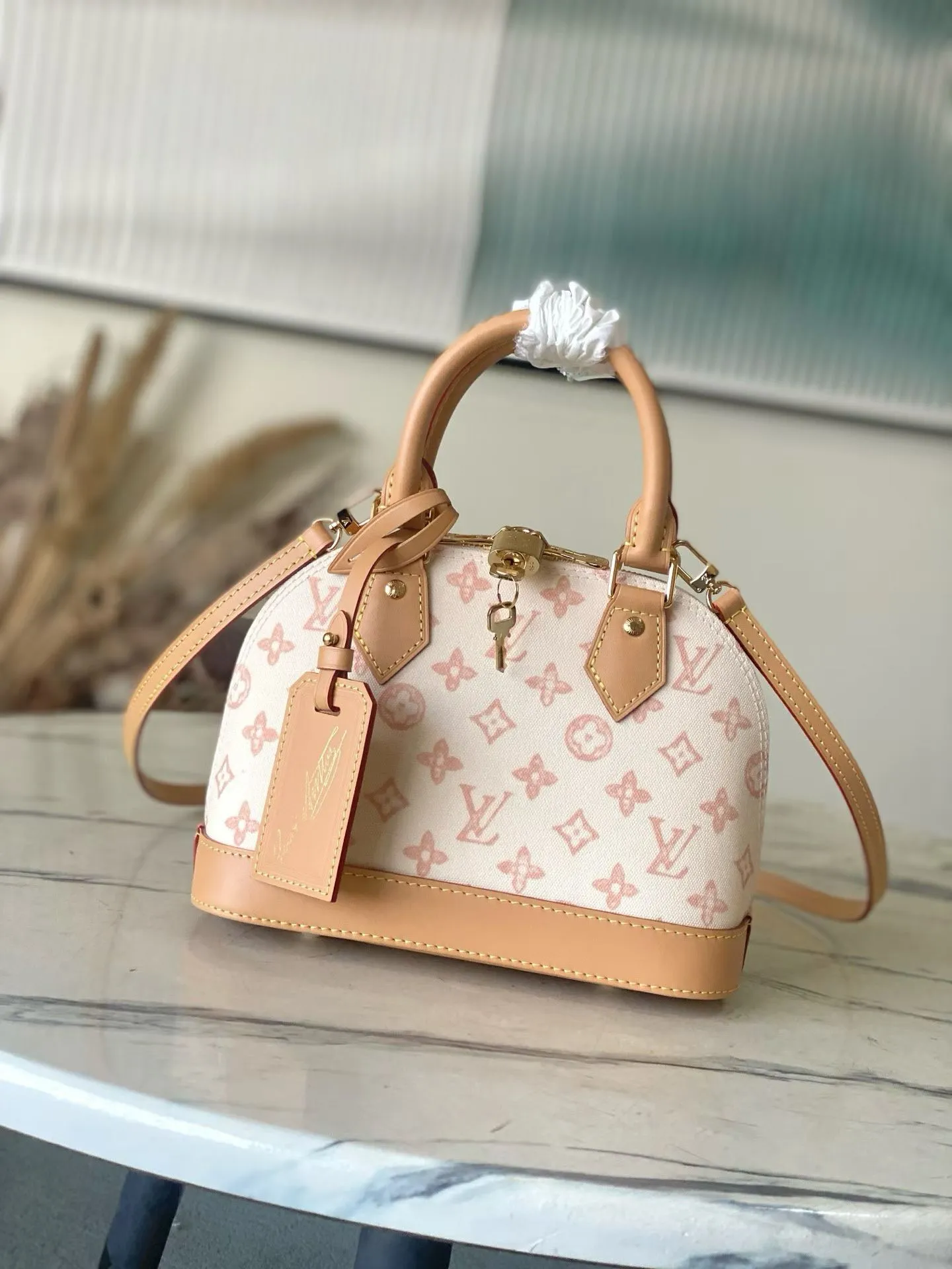 💰880 Top Original Order M27525 LV130th Anniversary Limited Presbyopia Series Color Model This Alma BB handbag traces its origins to the Art Deco style of 1934, with an elegant configuration made of Monogram canvas. A dazzling padlock and key, Toron handle and leather key holder add classic touches, while the detachable and adjustable shoulder strap makes it easy to carry across the body. Dimensions: 17.5 x 11.5 x 23.5 cm (height x width x length)